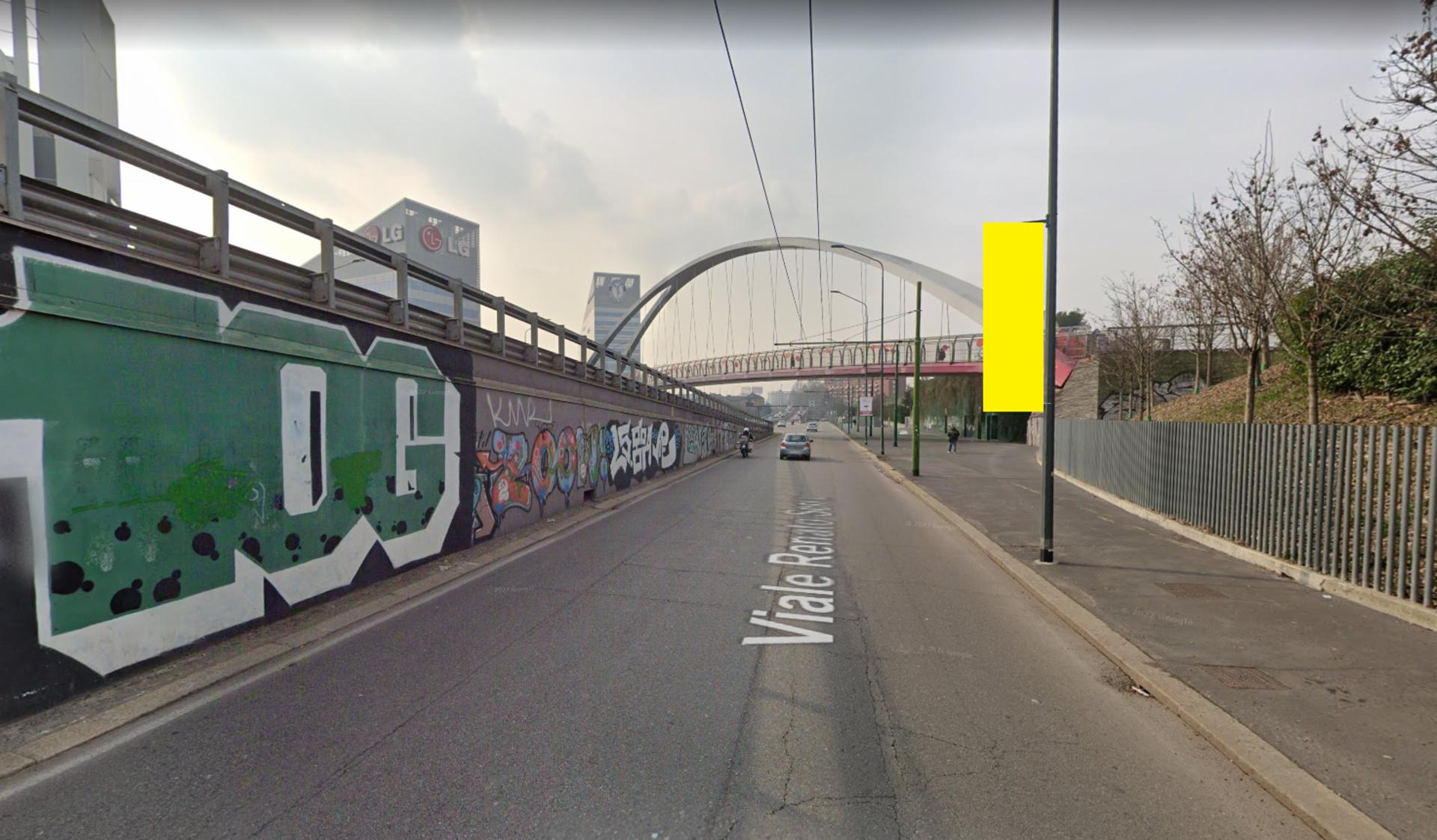 Impianto VERTICAL BANNER a Milano, in zona Manzoli - abbigliamento tecnico per il lavoro