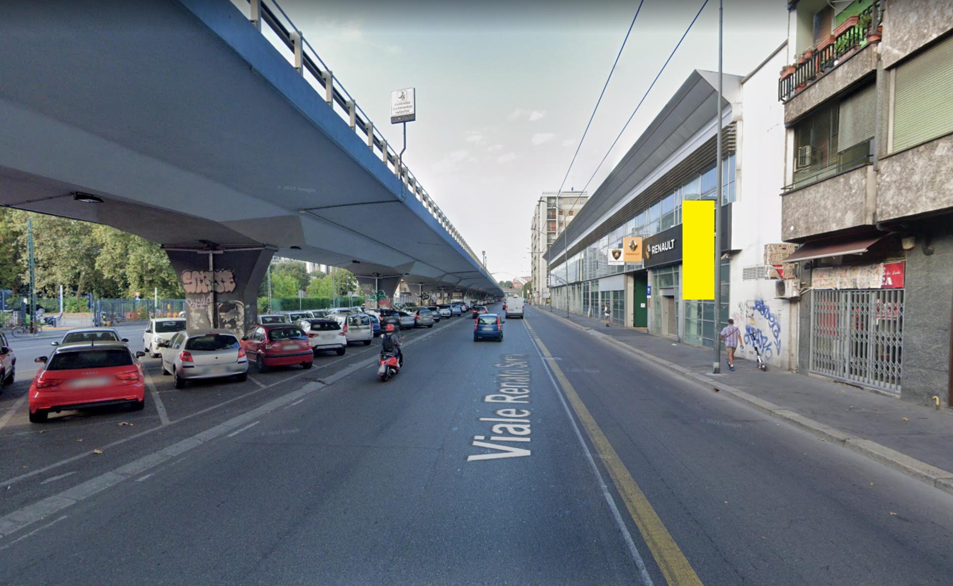 Impianto VERTICAL BANNER a Milano, in zona MediaWorld