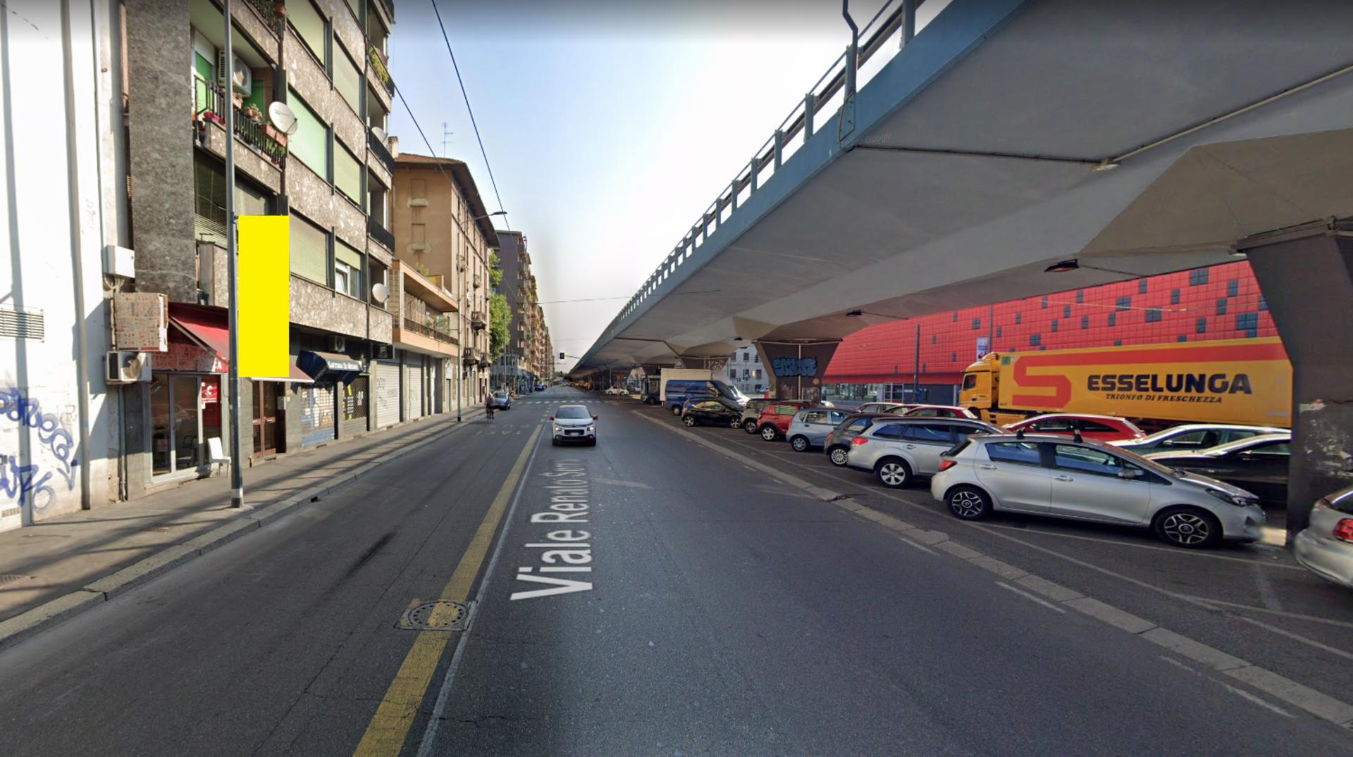 Impianto VERTICAL BANNER a Milano, in zona MediaWorld