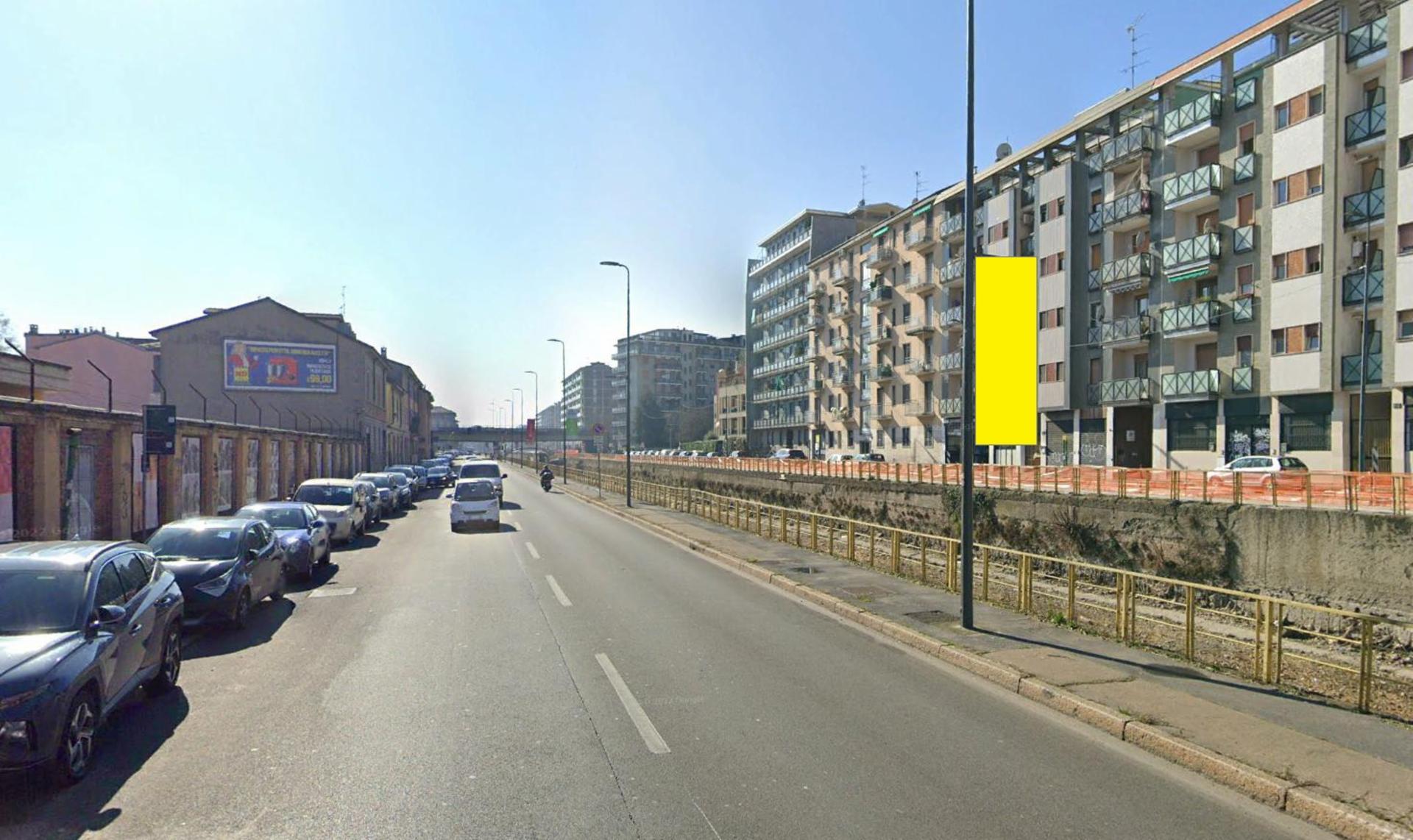 Impianto VERTICAL BANNER a Milano, in zona La Gravina