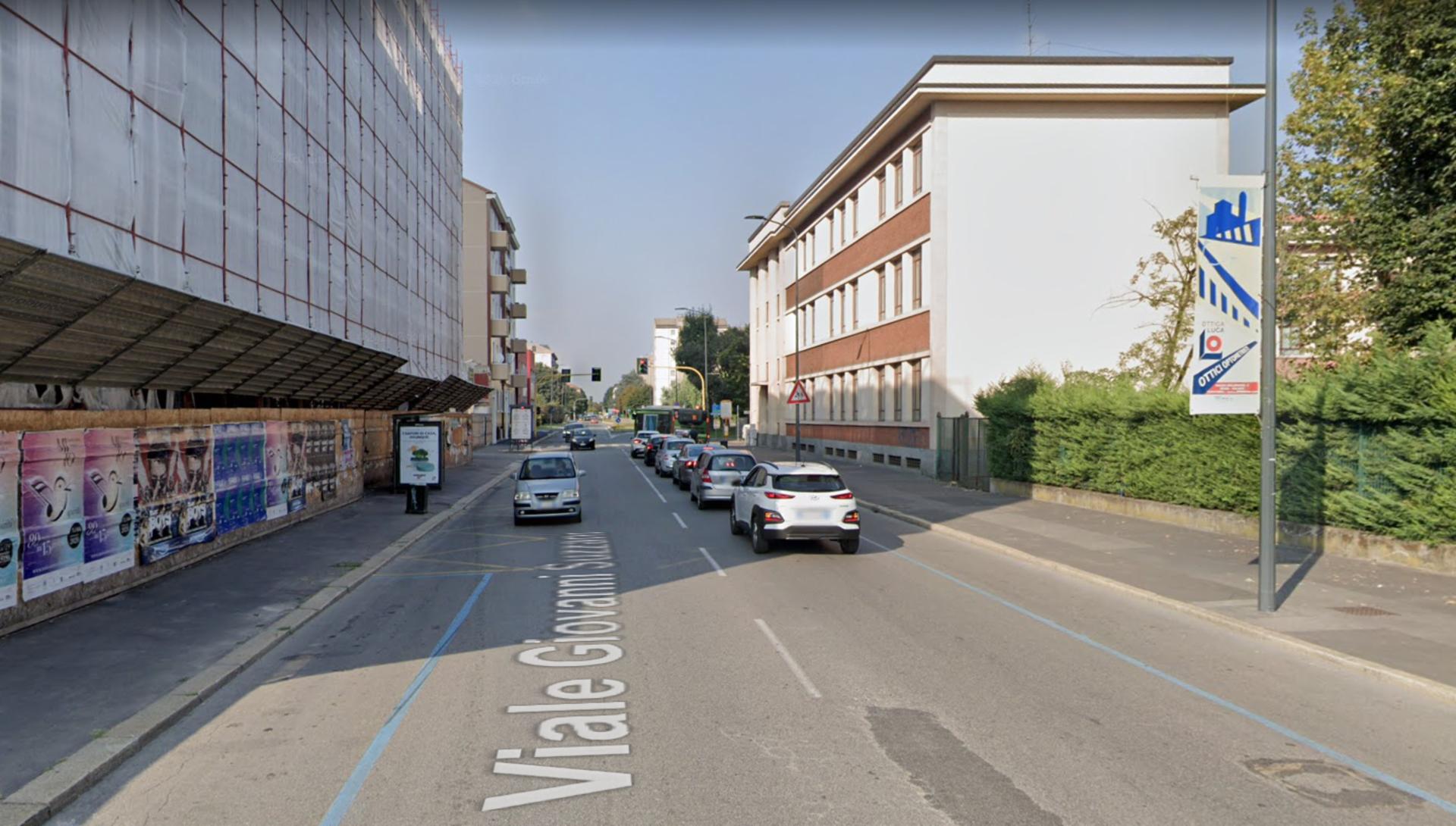 Impianto VERTICAL BANNER a Milano, in zona Bar Atlantic