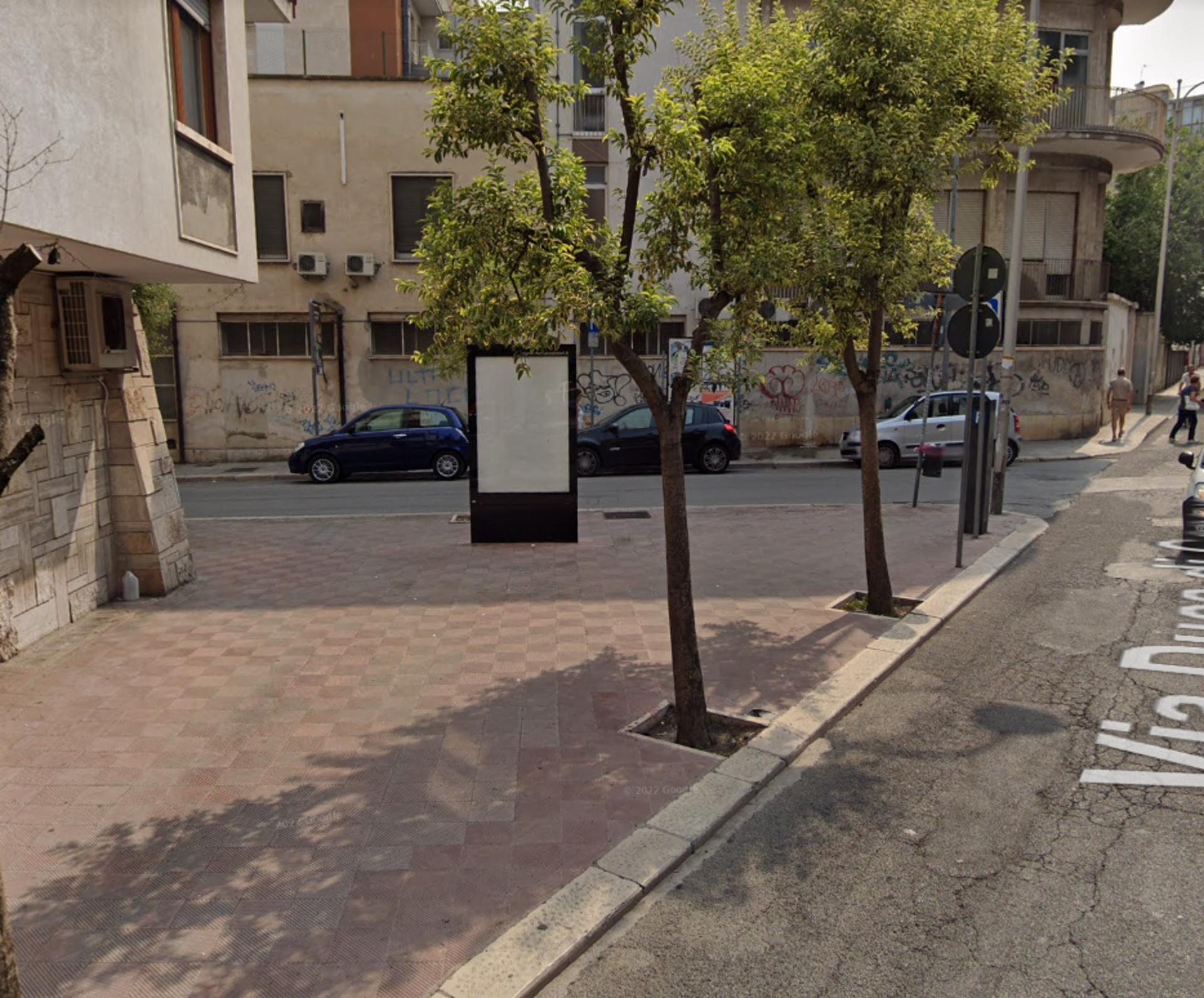 Impianto TOTEM a Andria, in zona Macy, Abbigliamento donna