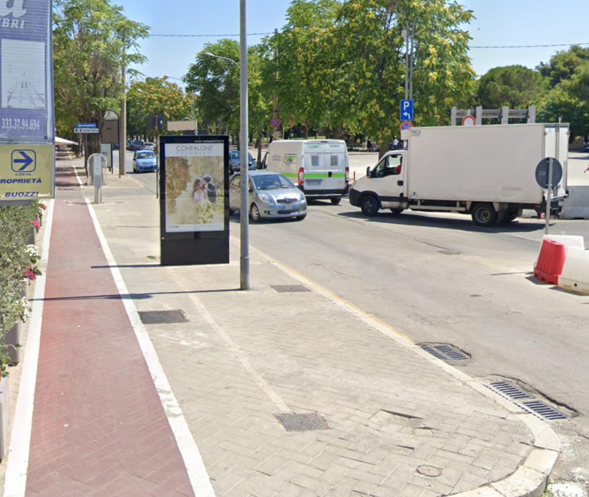 Impianto TOTEM a Andria, in zona Macy, Abbigliamento donna