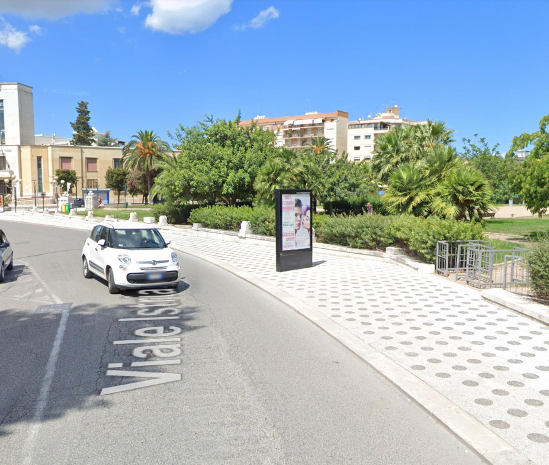 Impianto TOTEM a Andria, in zona Macy, Abbigliamento donna
