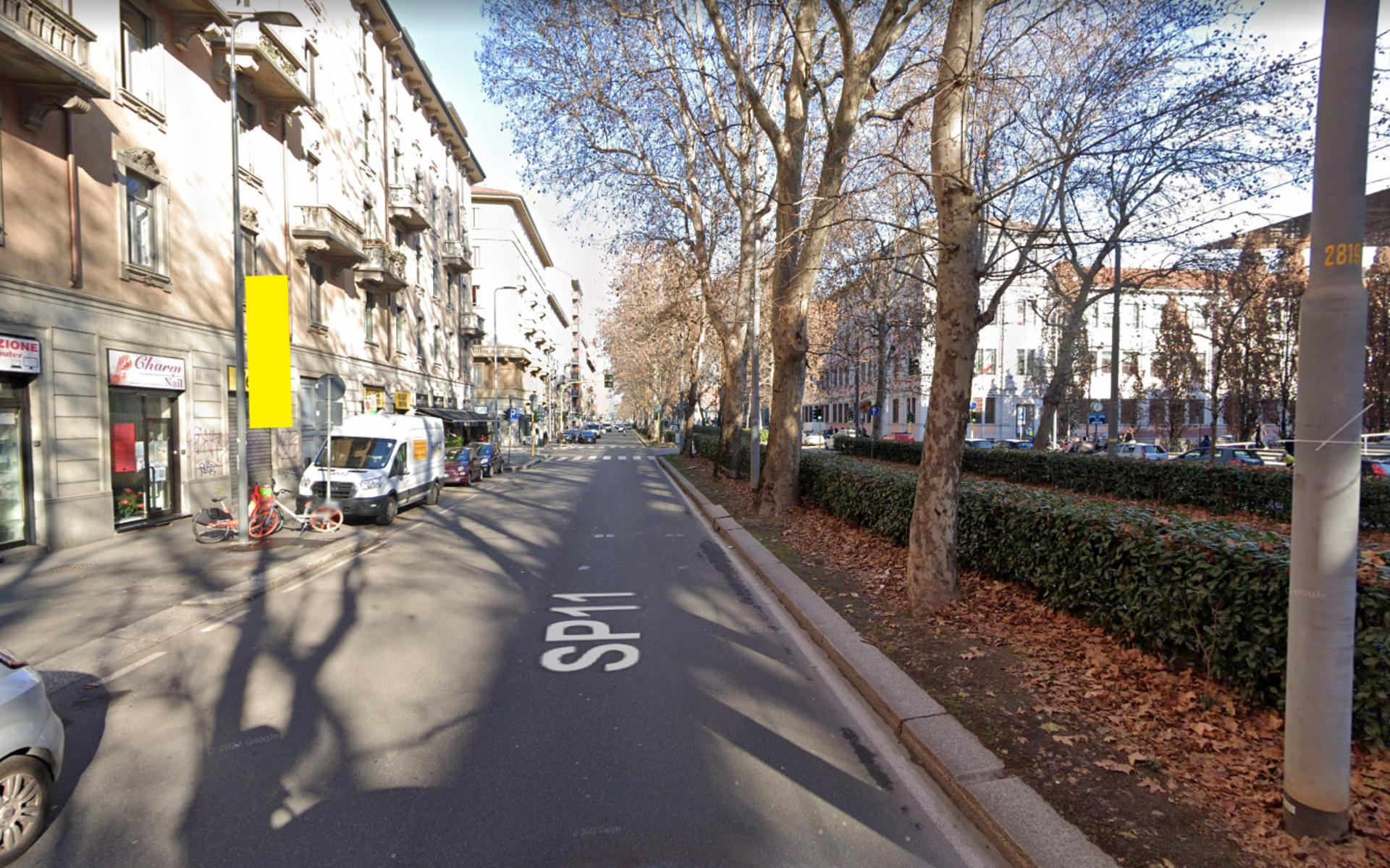 Impianto VERTICAL BANNER a Milano, in zona Ramy & Fady