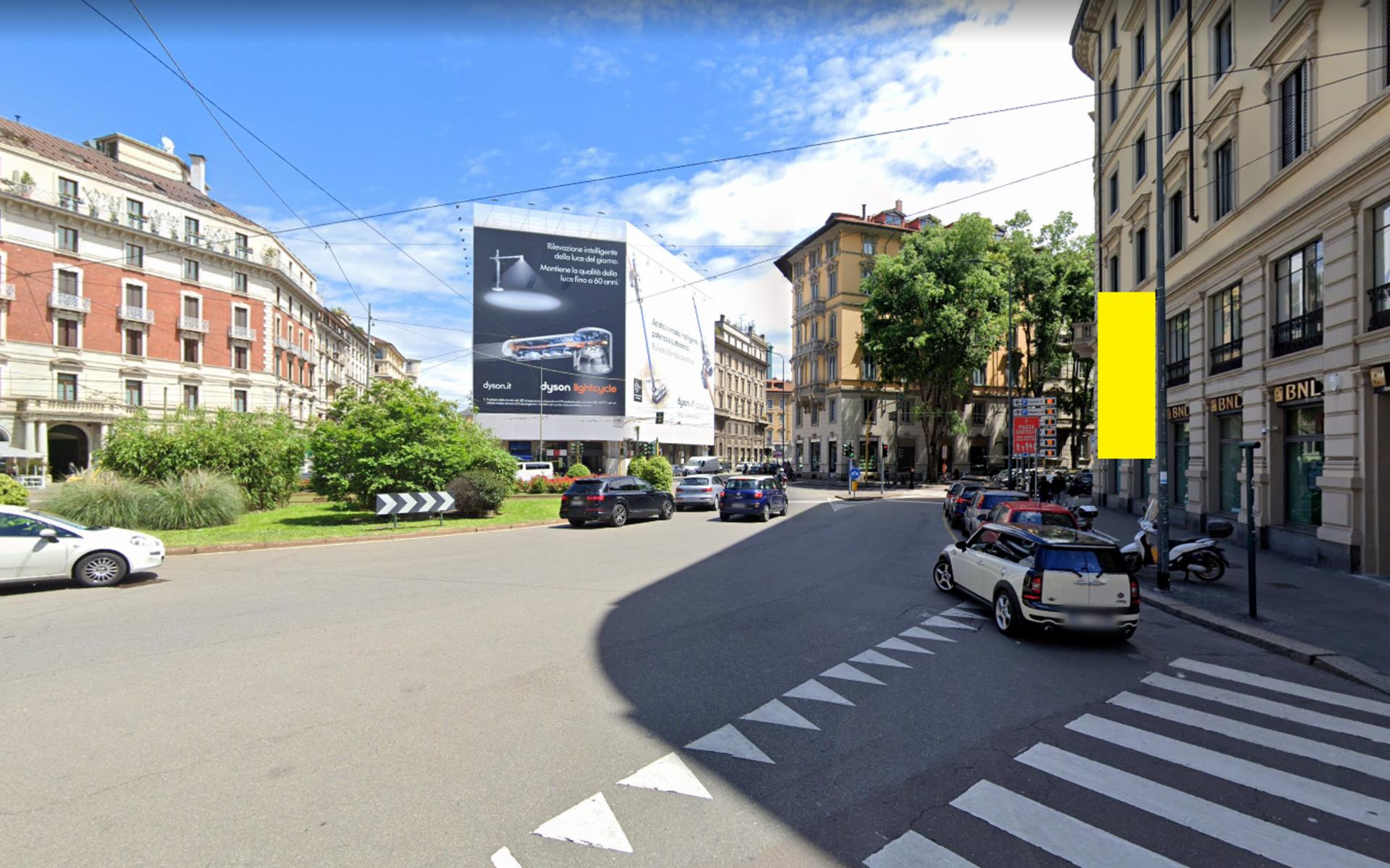 Impianto VERTICAL BANNER a Milano, in zona Santa Maria delle Grazie
