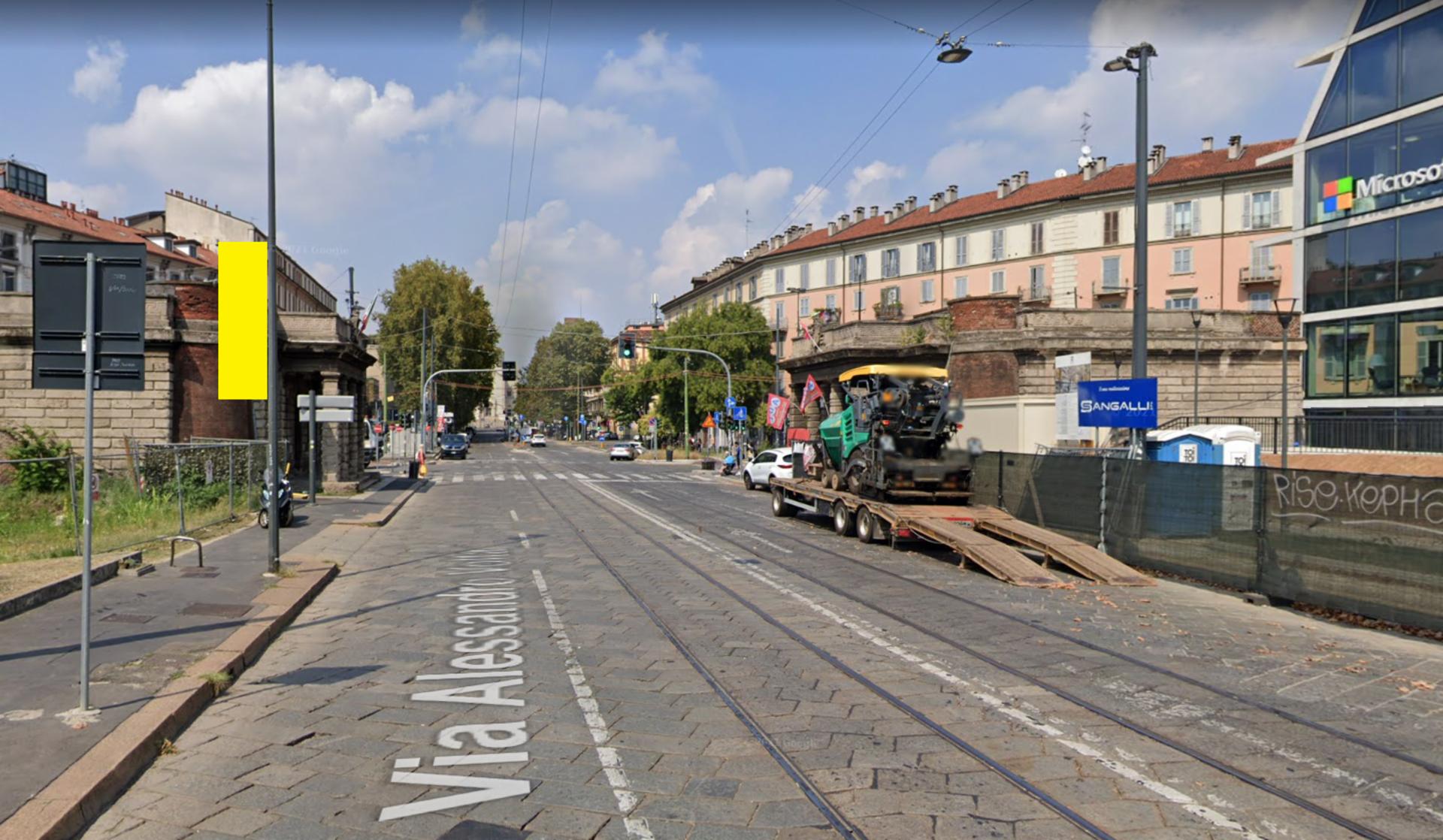 Impianto VERTICAL BANNER a Milano, in zona Basilica di Sant'Antonio da Padova