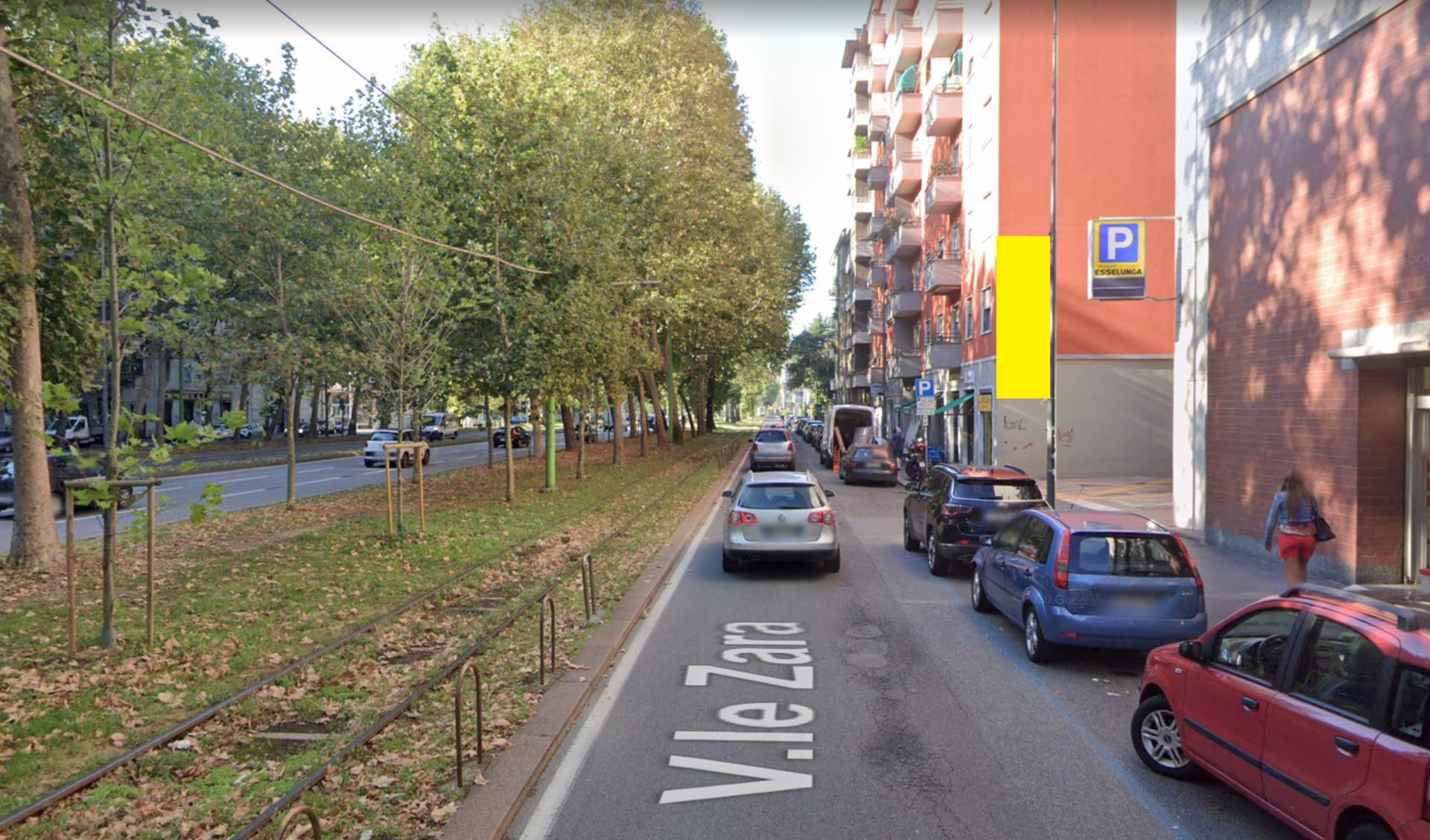 Impianto VERTICAL BANNER a Milano, in zona Esselunga