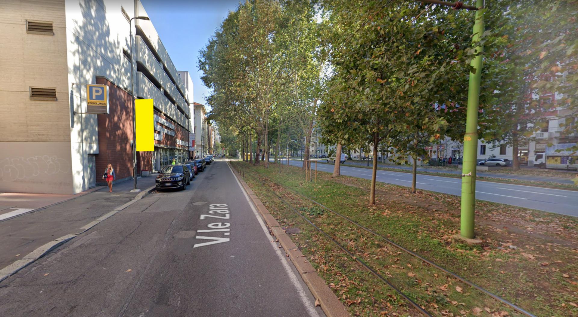 Impianto VERTICAL BANNER a Milano, in zona Esselunga