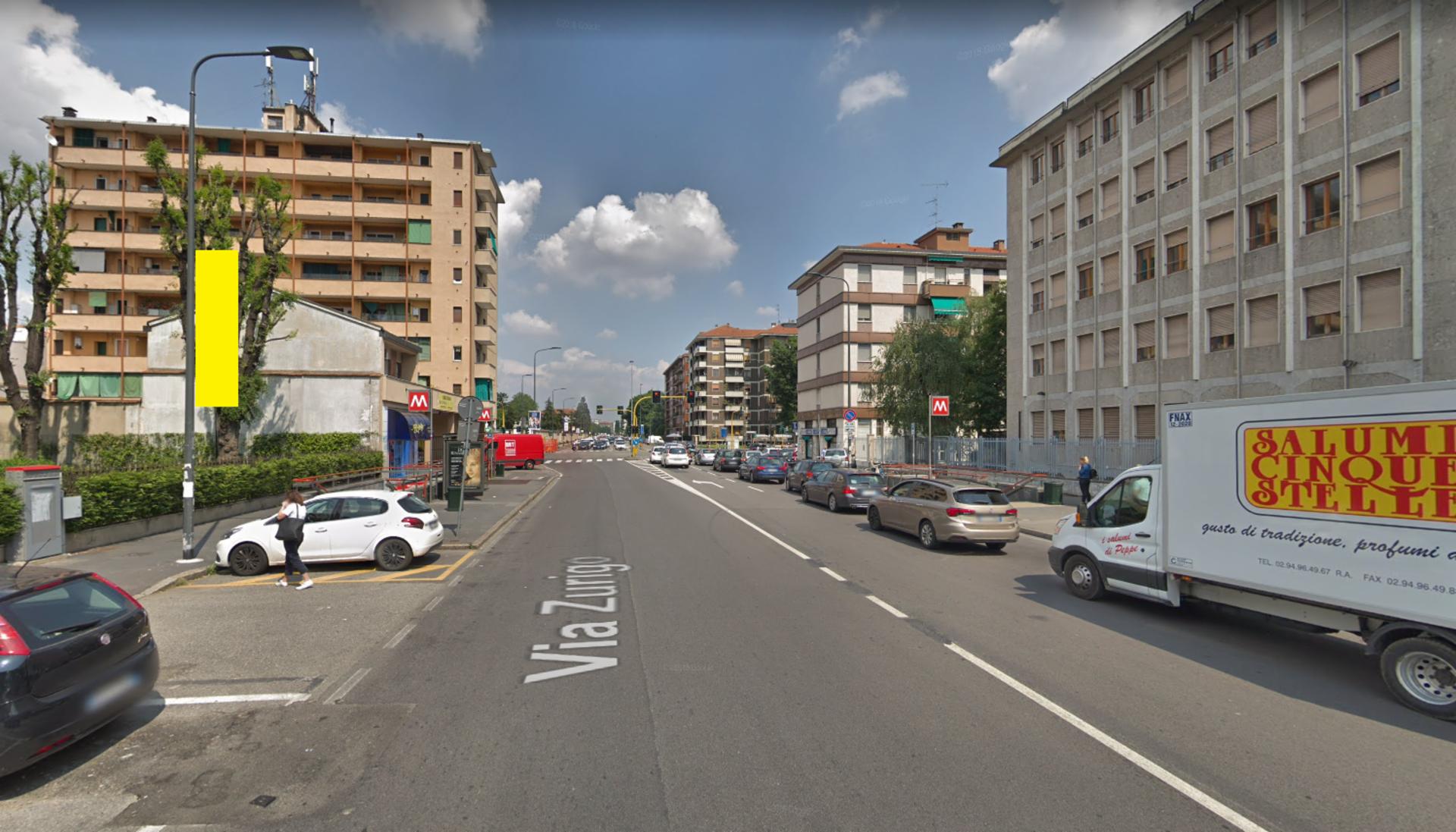 Impianto VERTICAL BANNER a Milano, in zona Il Comignolo