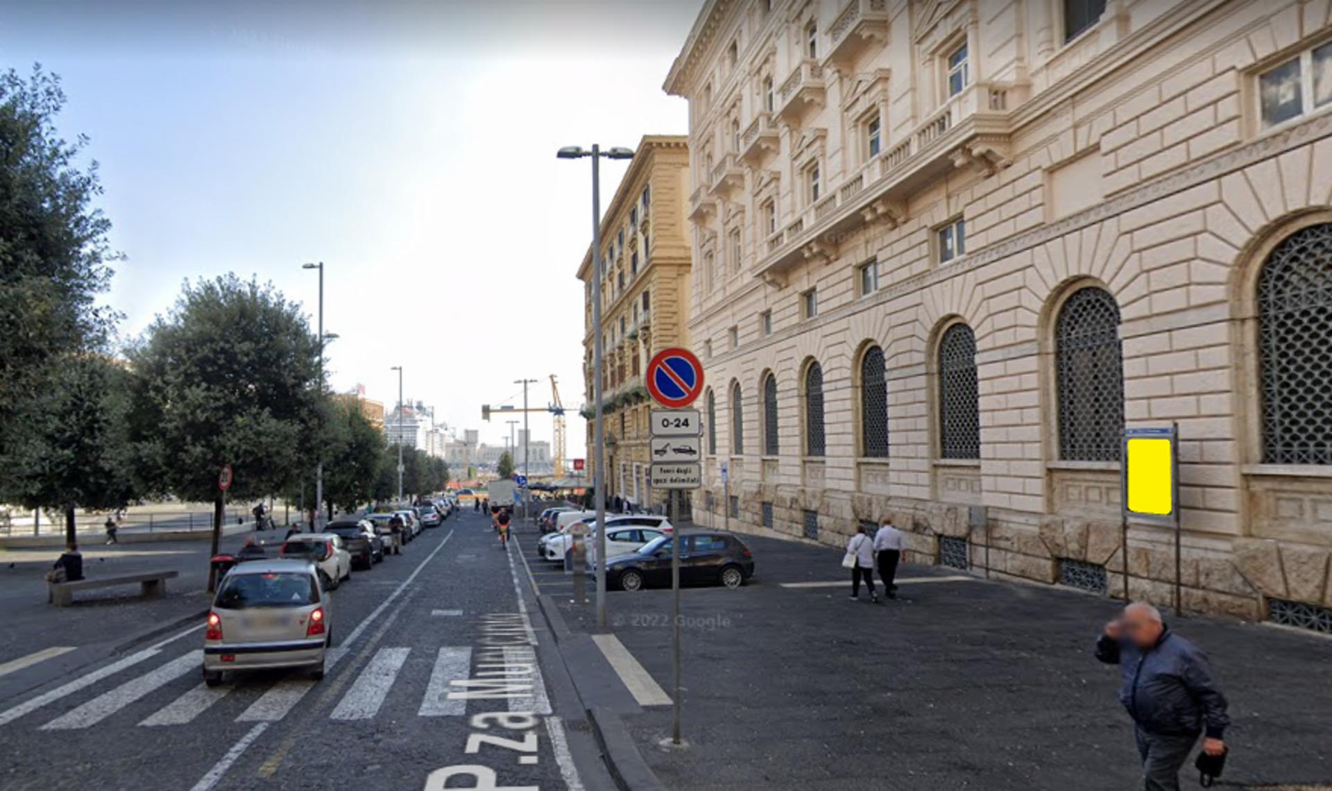Impianto STENDARDO a Napoli, in zona Gioielleria Orologeria Telesco