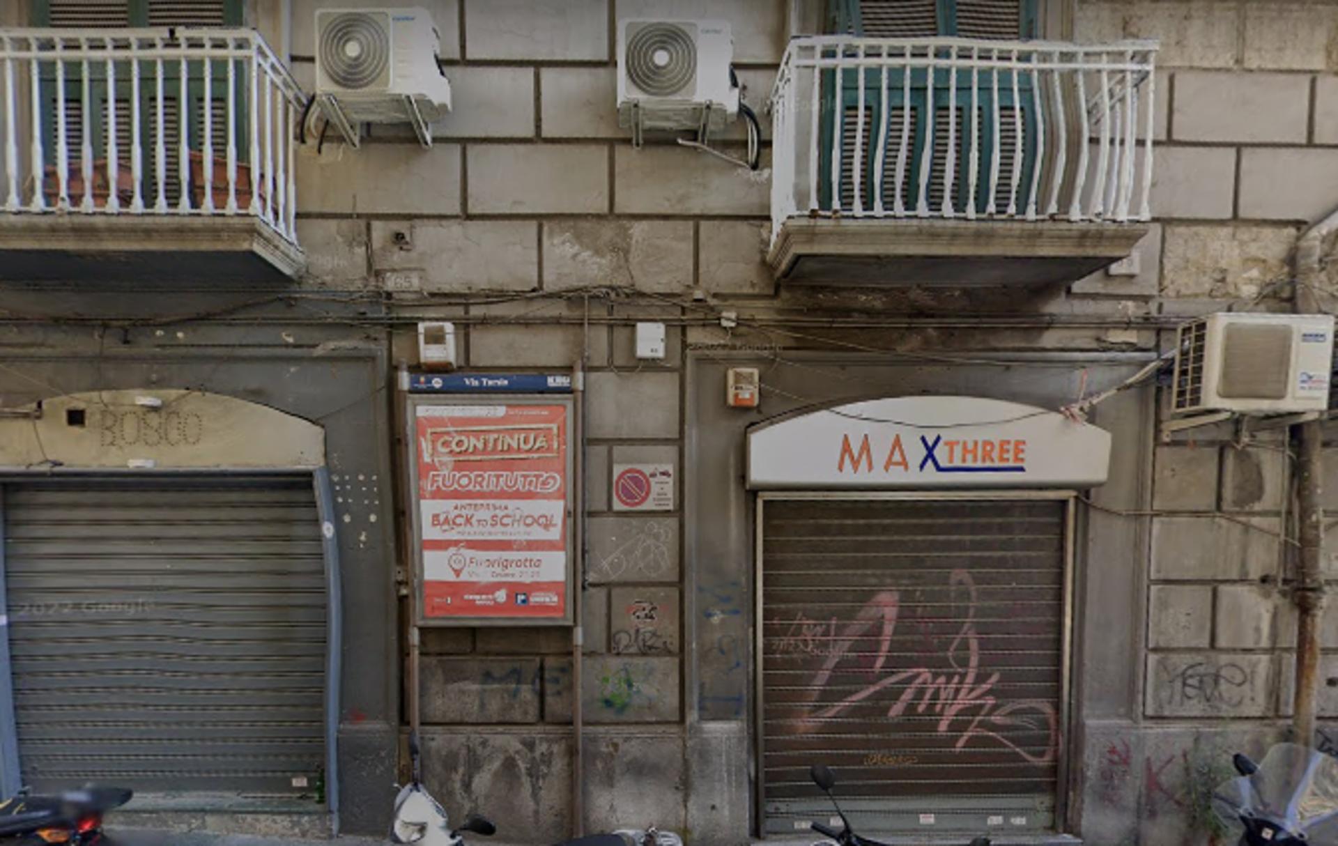 Impianto STENDARDO a Napoli, in zona Blanco pasticceria bar