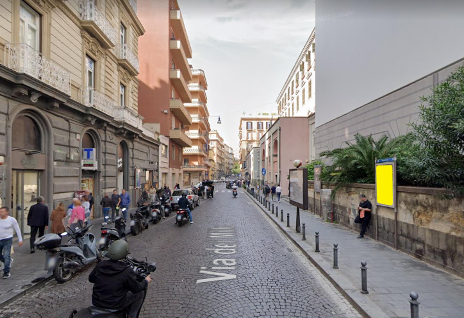Impianto STENDARDO a Napoli, in zona United Colors of Benetton