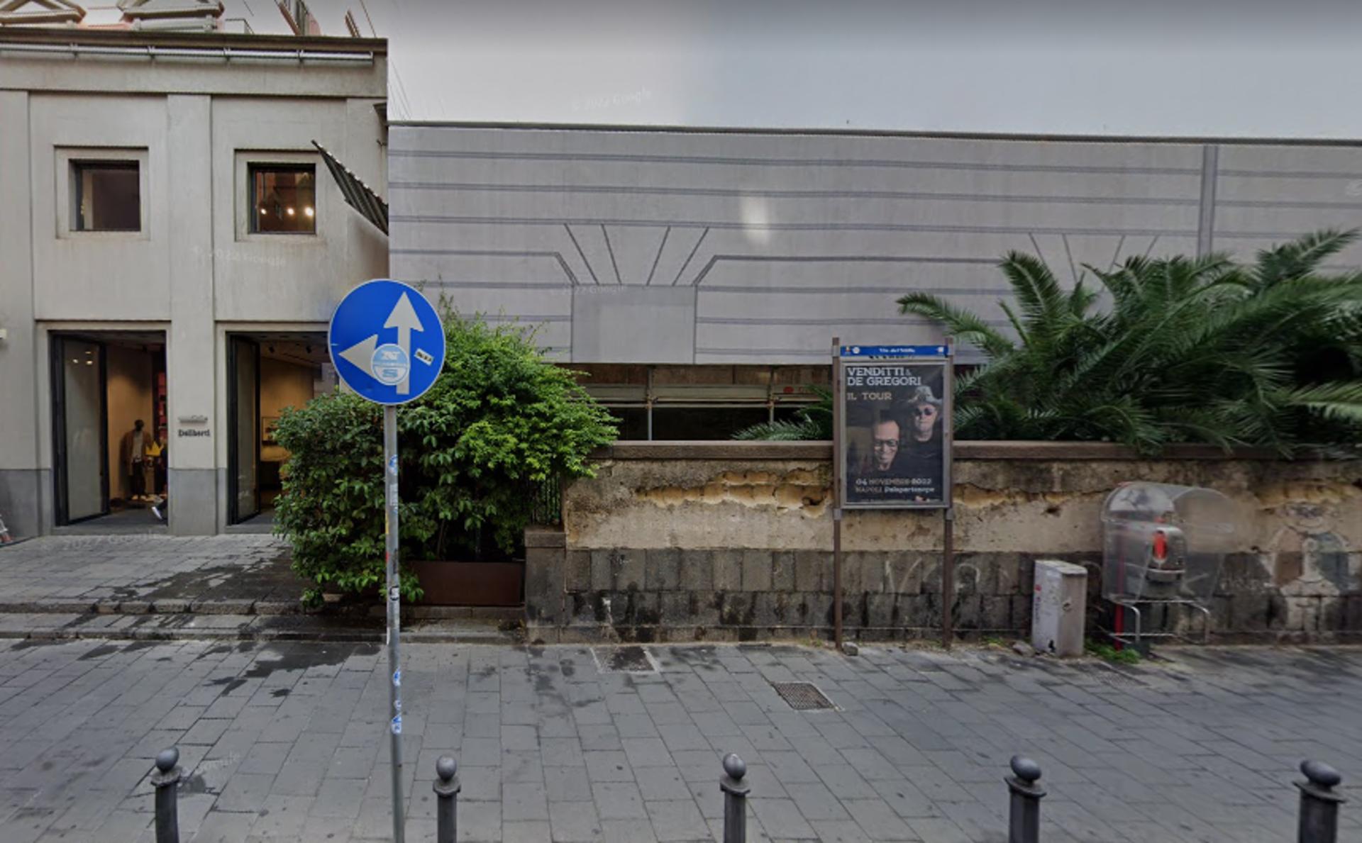 Impianto STENDARDO a Napoli, in zona United Colors of Benetton