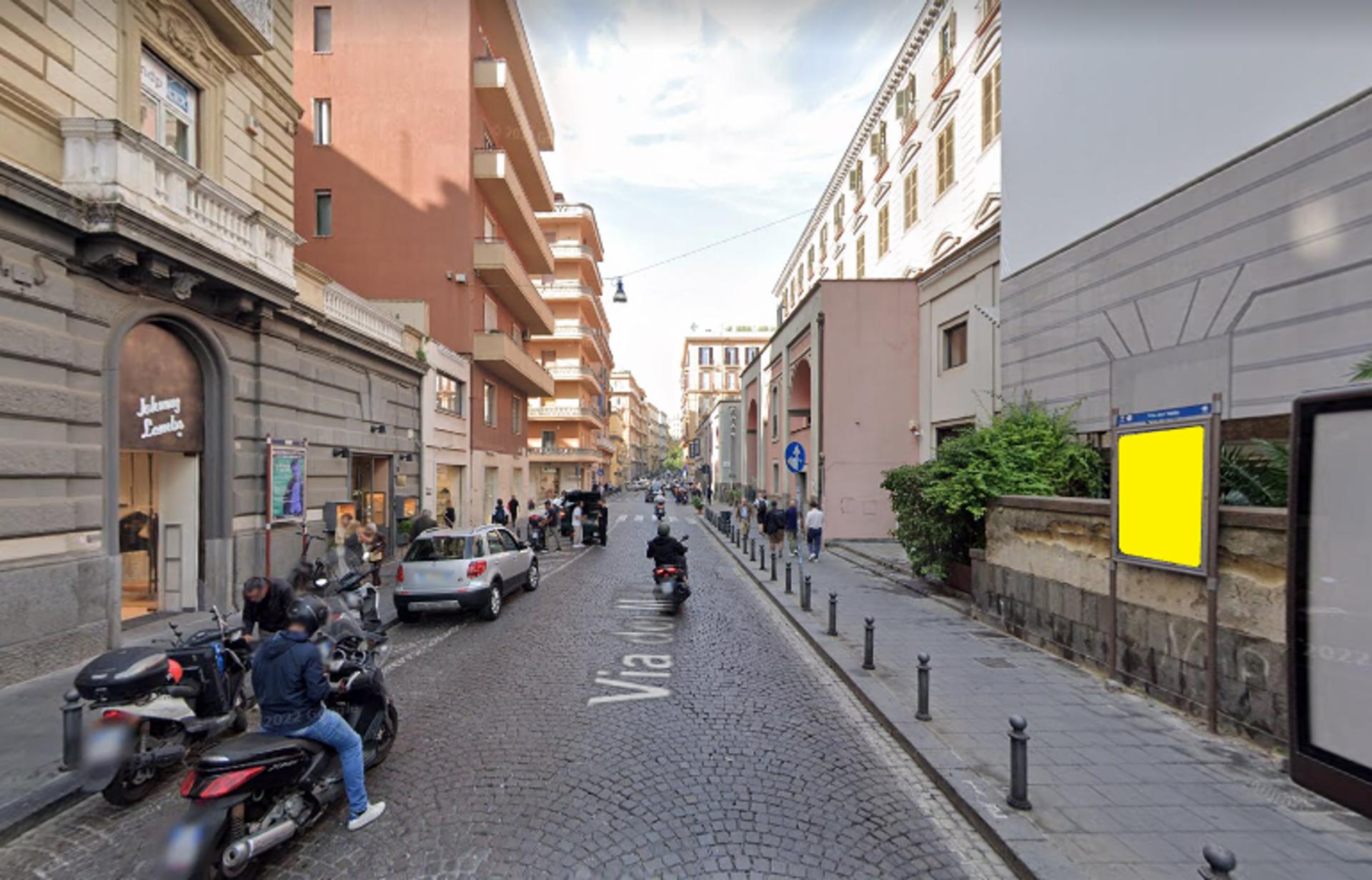 Impianto STENDARDO a Napoli, in zona United Colors of Benetton