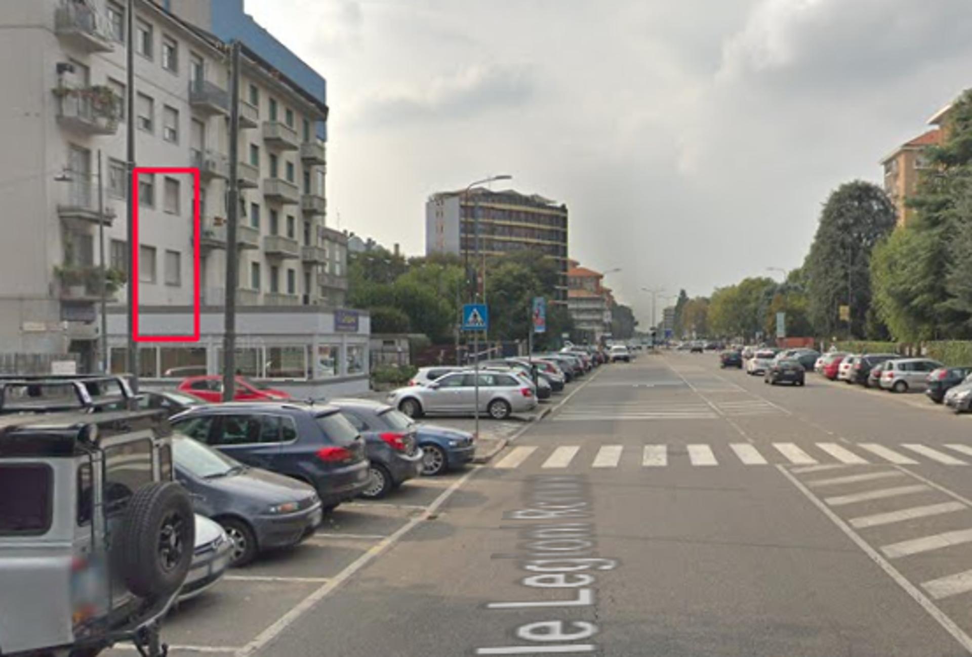 Impianto VERTICAL BANNER a Milano, in zona Rosario acconciature uomo