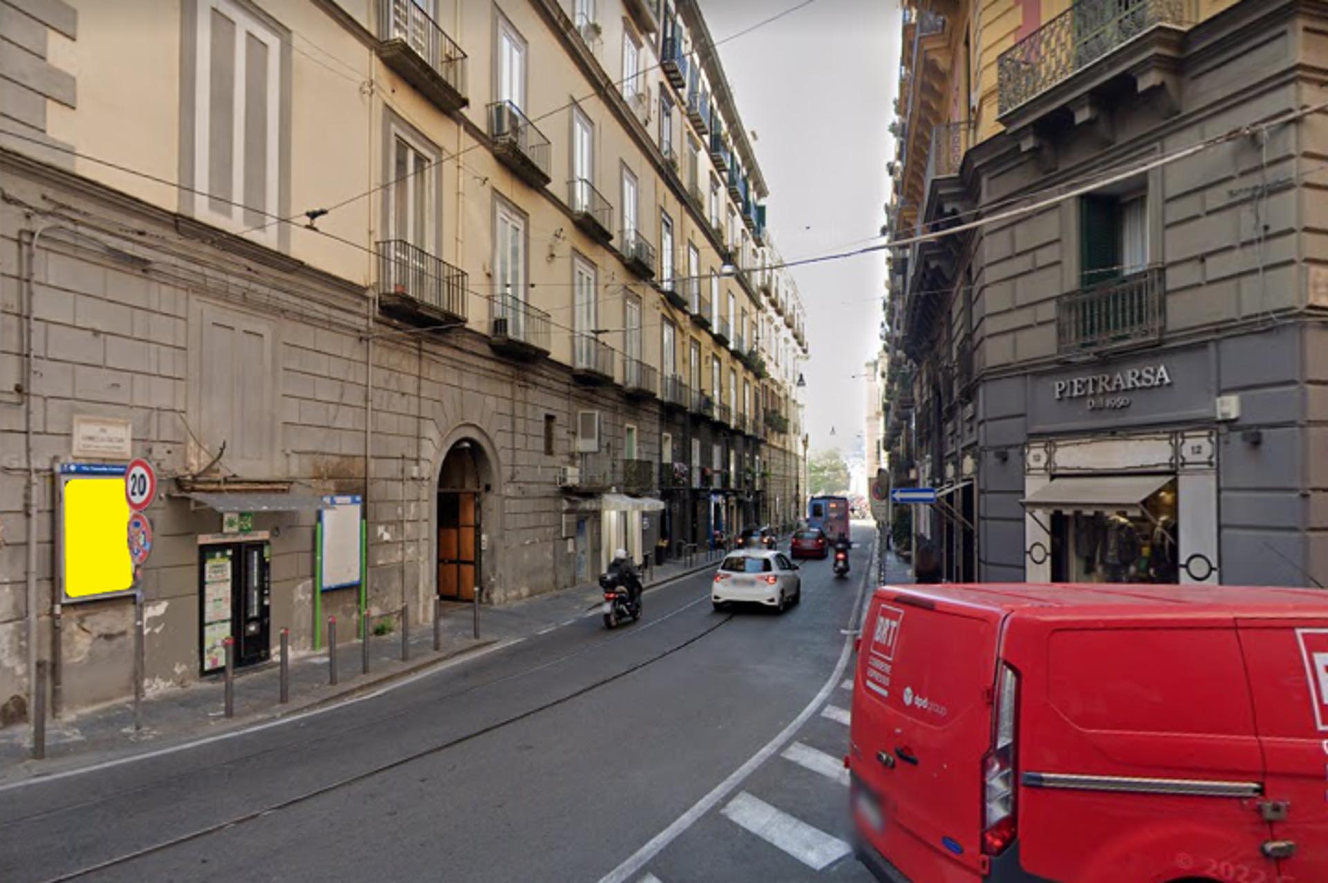 Impianto STENDARDO a Napoli, in zona Caffé Viviani