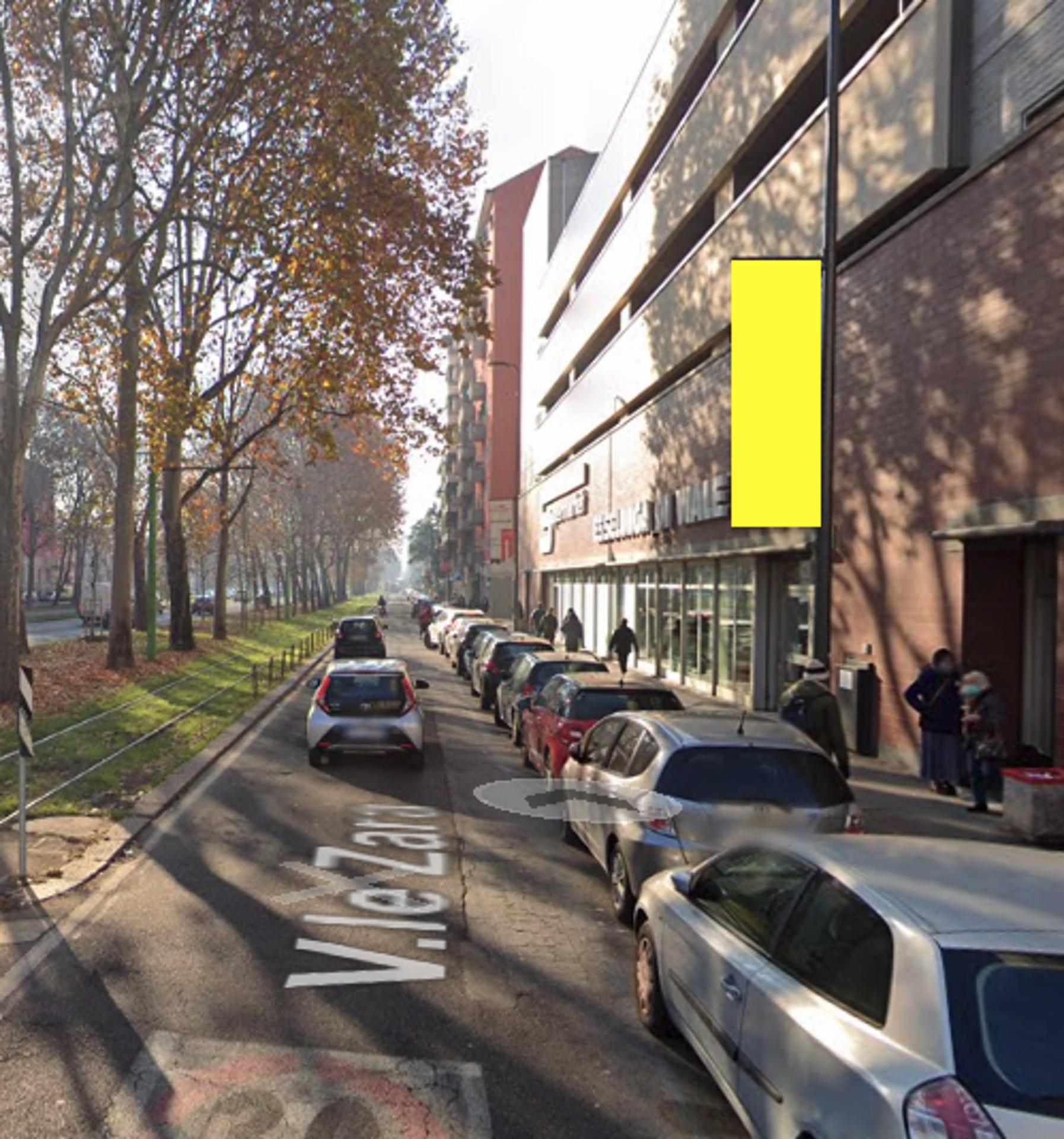 Impianto VERTICAL BANNER a Milano, in zona Esselunga