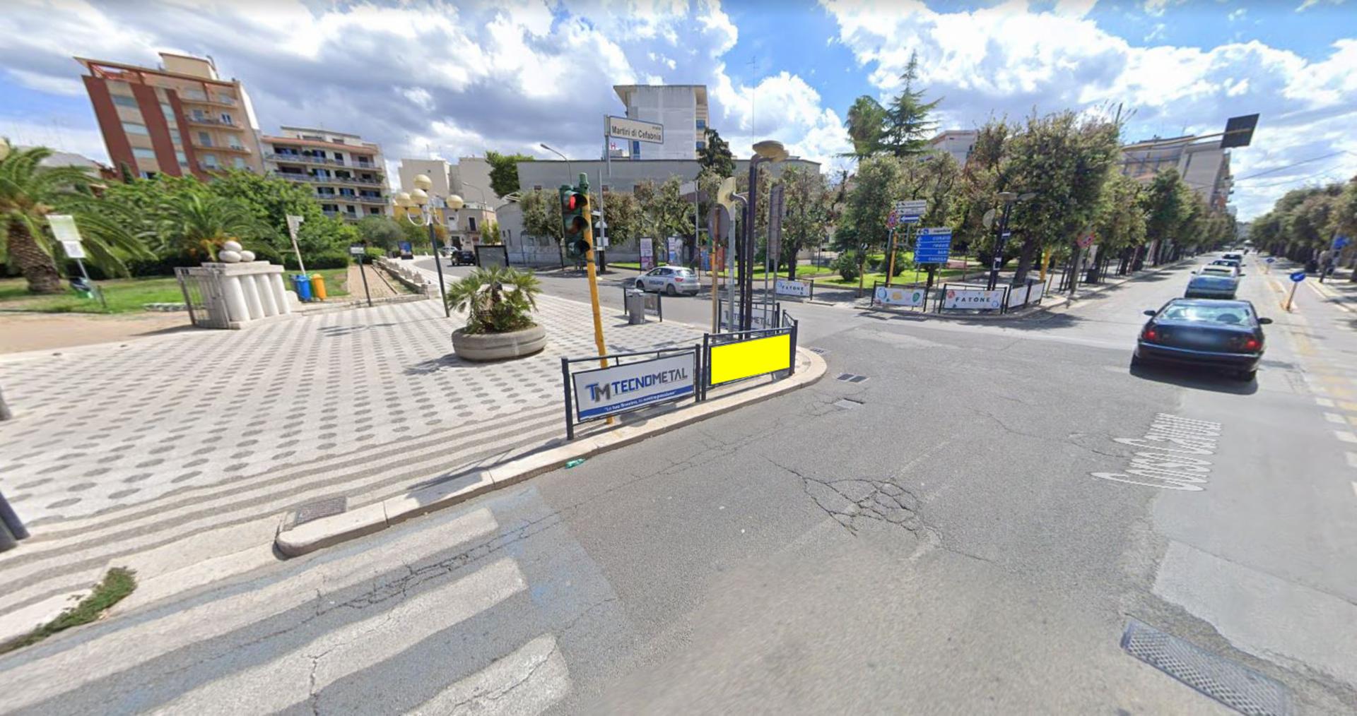 Impianto TRANSENNA a Andria, in zona Macy, Abbigliamento donna