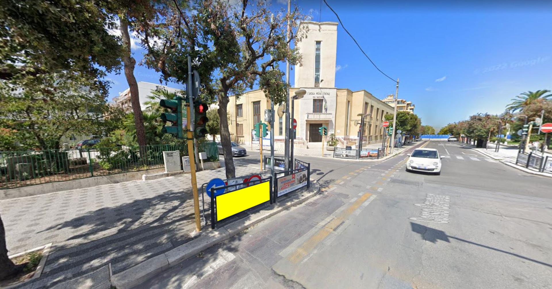 Impianto TRANSENNA a Andria, in zona Macy, Abbigliamento donna