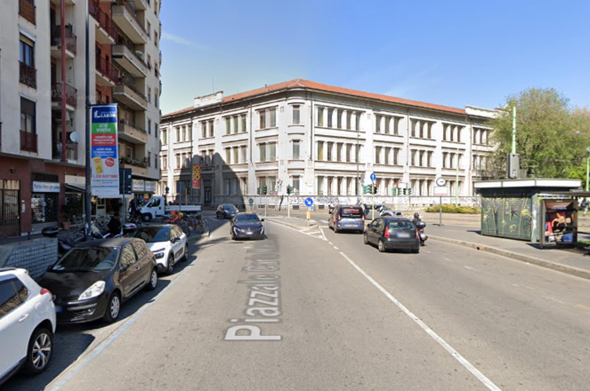 Impianto VERTICAL BANNER a Milano, in zona Mega Market Latinoamericano