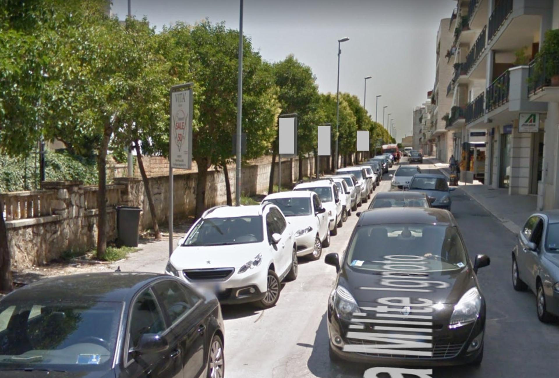 Impianto PALINA a Andria, in zona Macy, Abbigliamento donna