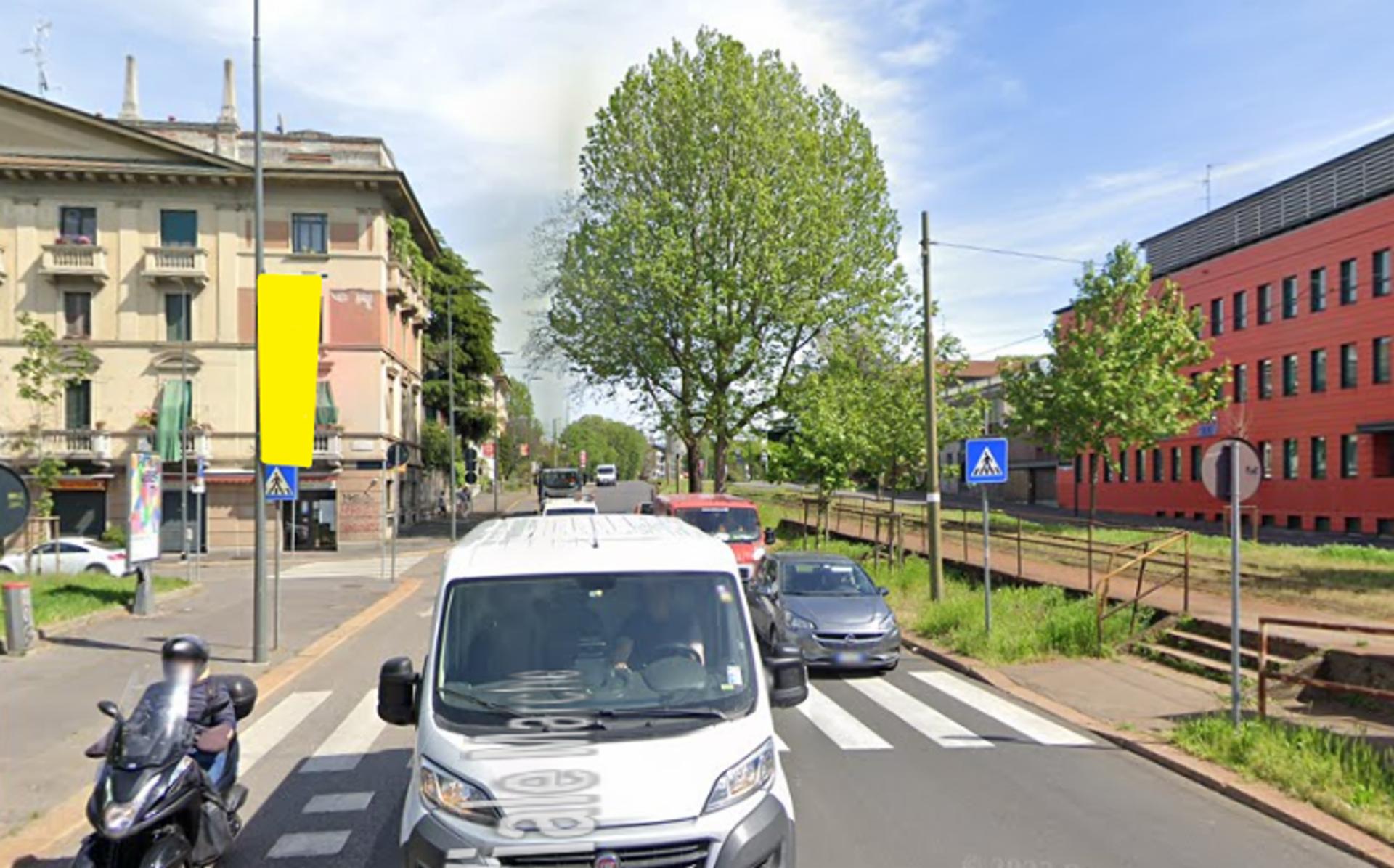 Impianto VERTICAL BANNER a Milano, in zona Beautiful Lady