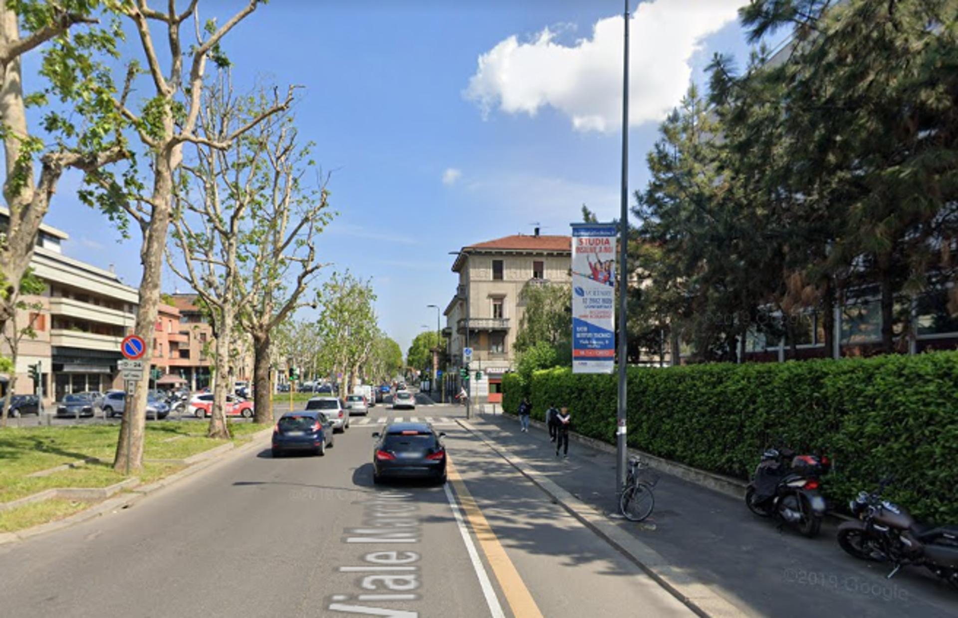 Impianto VERTICAL BANNER a Milano, in zona Parrucchiere Unisex
