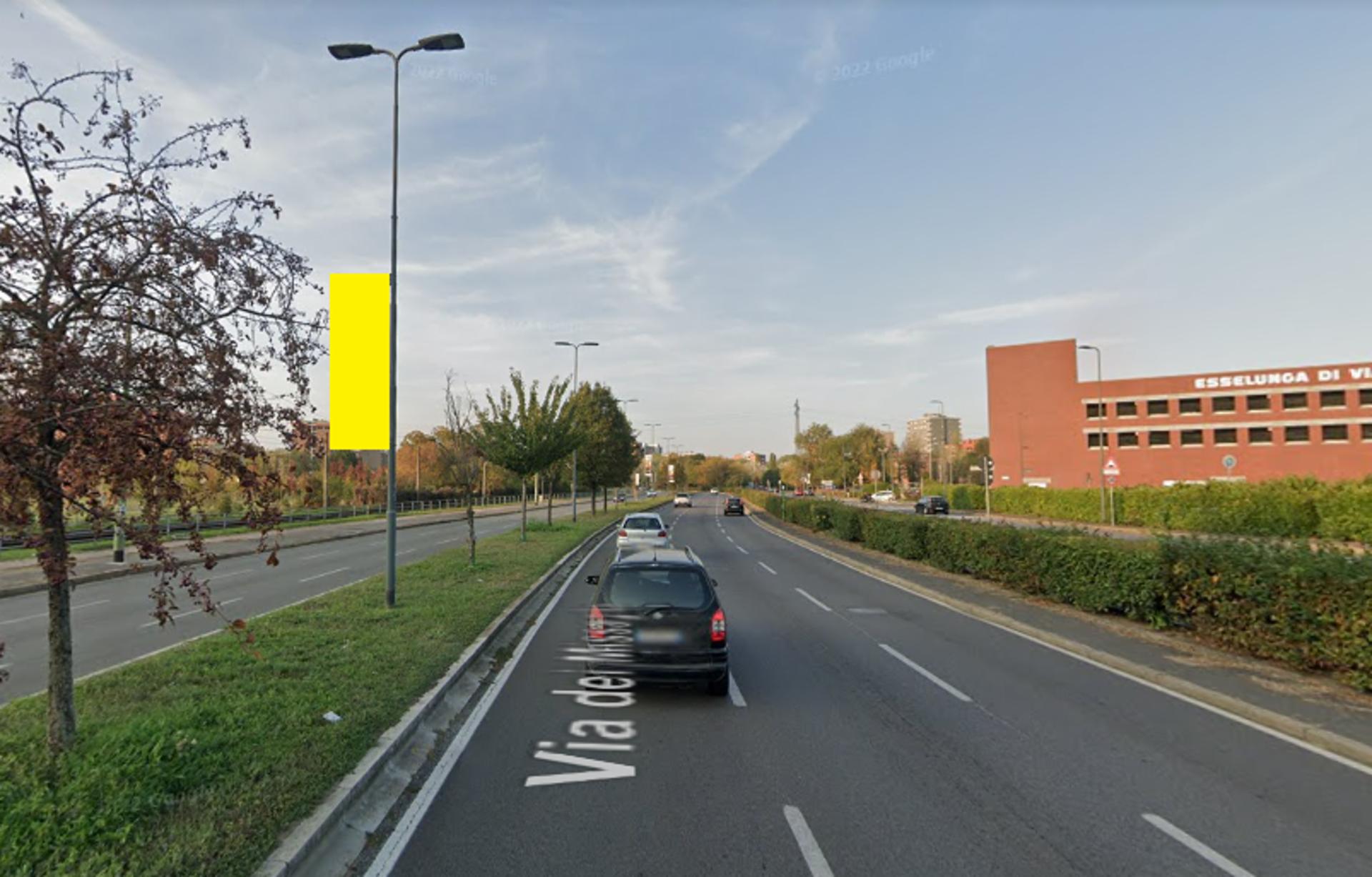 Impianto VERTICAL BANNER a Milano, in zona La nuova Capannina