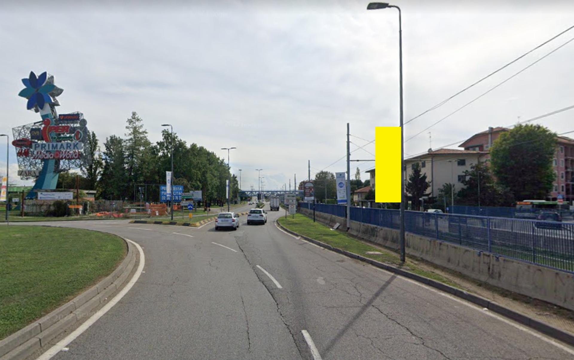Impianto VERTICAL BANNER a Milano, in zona Histoire D'Or