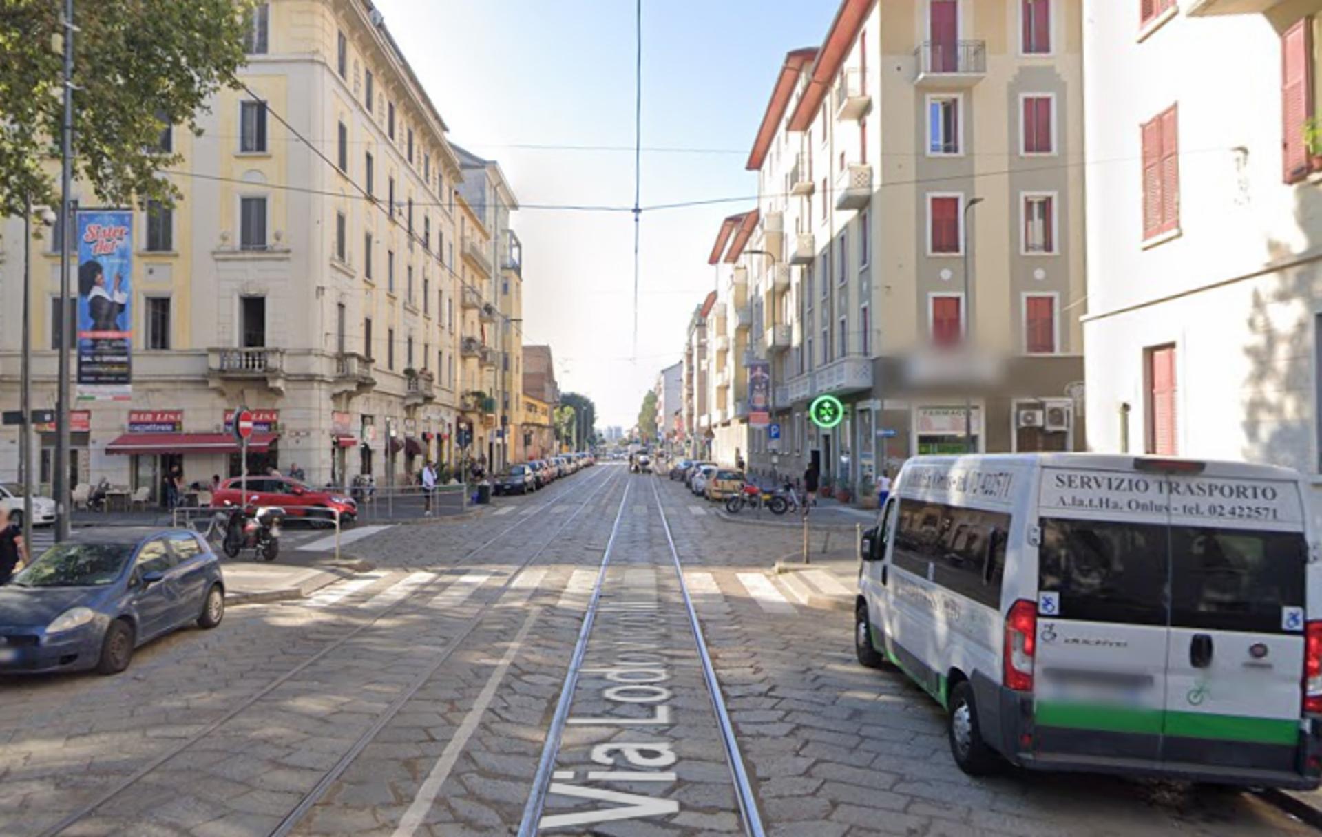 Impianto VERTICAL BANNER a Milano, in zona Mercato comunale