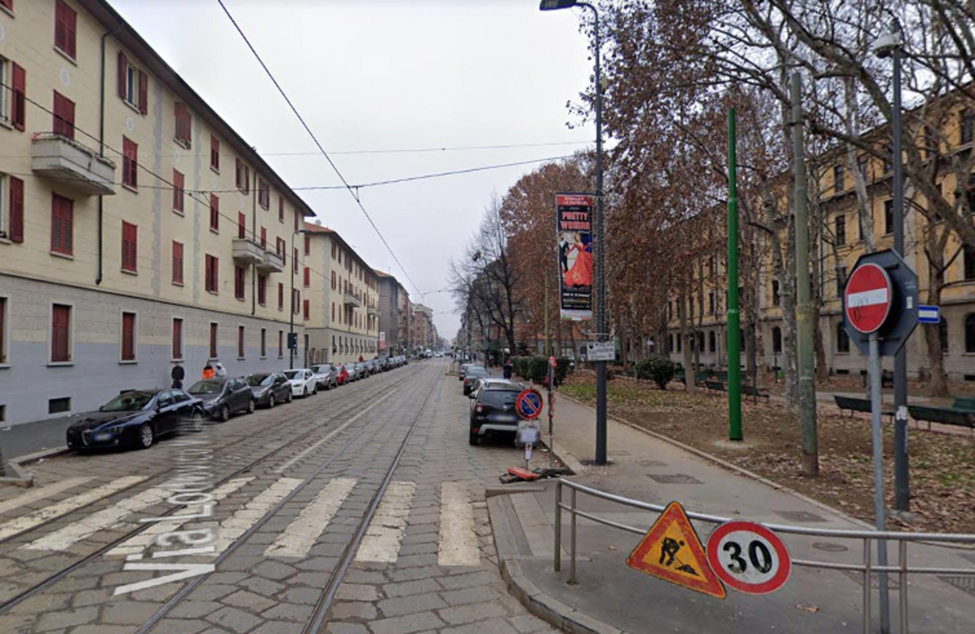 Impianto VERTICAL BANNER a Milano, in zona Mercato comunale