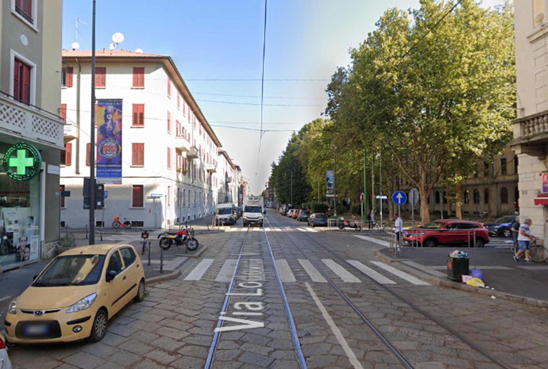 Impianto VERTICAL BANNER a Milano, in zona Mercato comunale