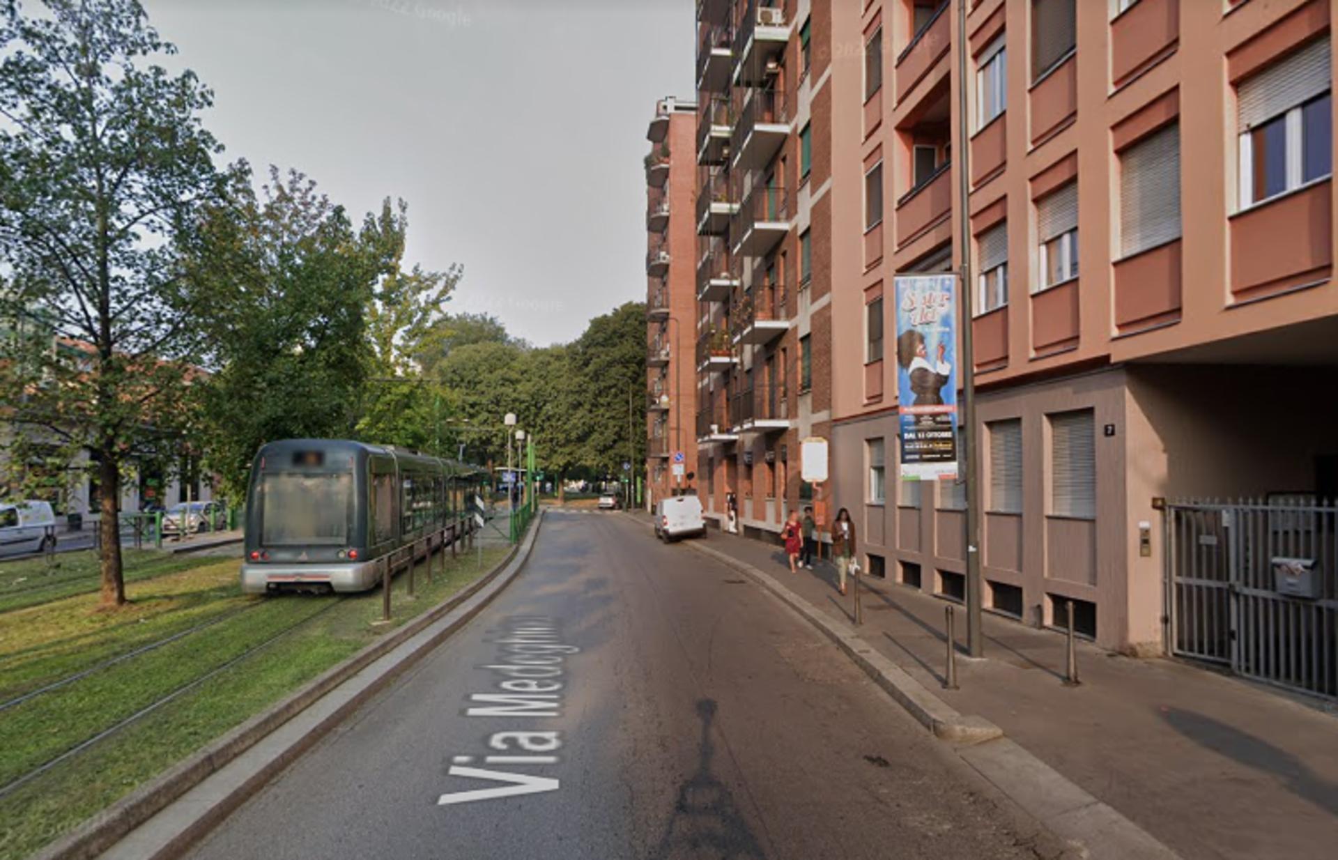 Impianto VERTICAL BANNER a Milano, in zona Hassan Alimentari
