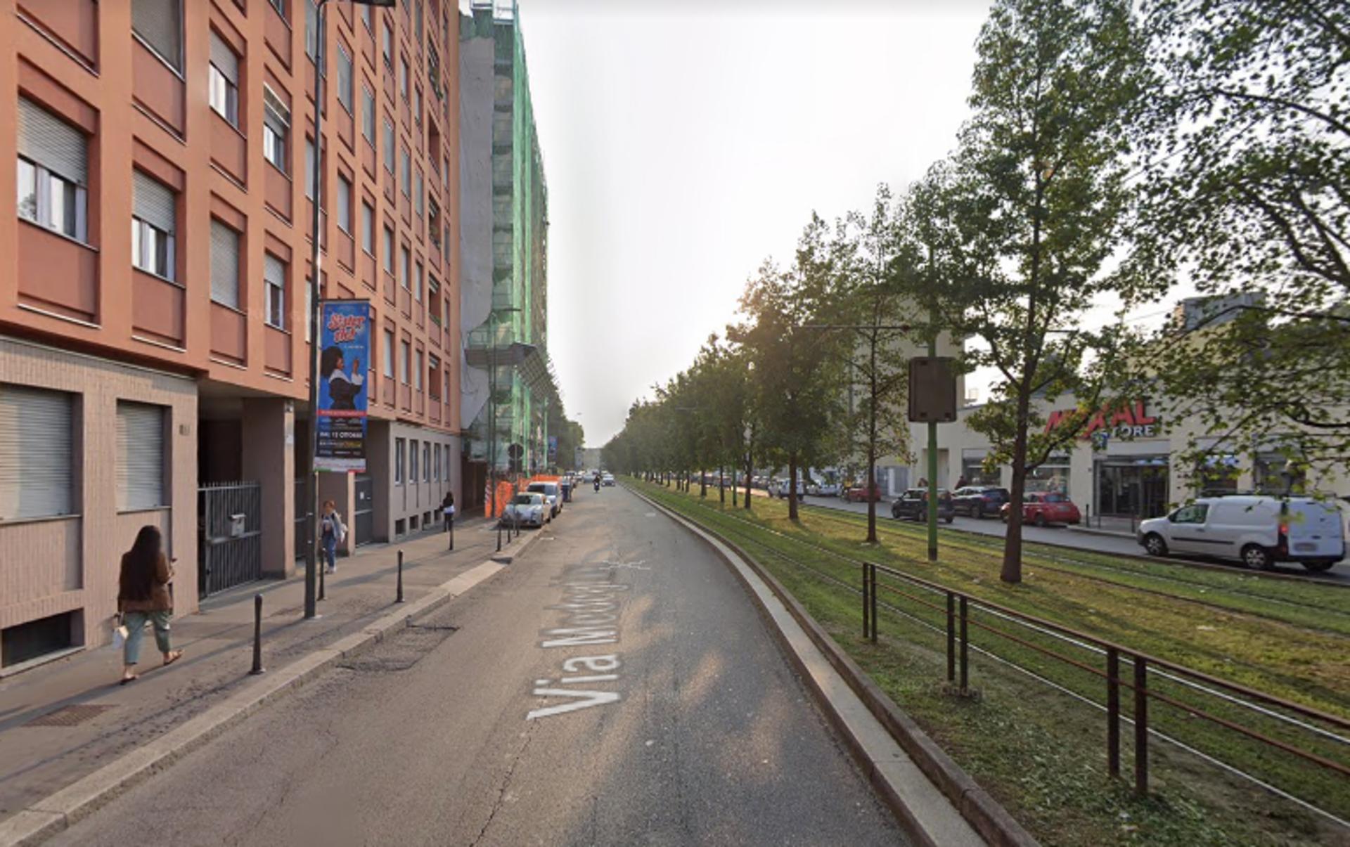 Impianto VERTICAL BANNER a Milano, in zona Hassan Alimentari