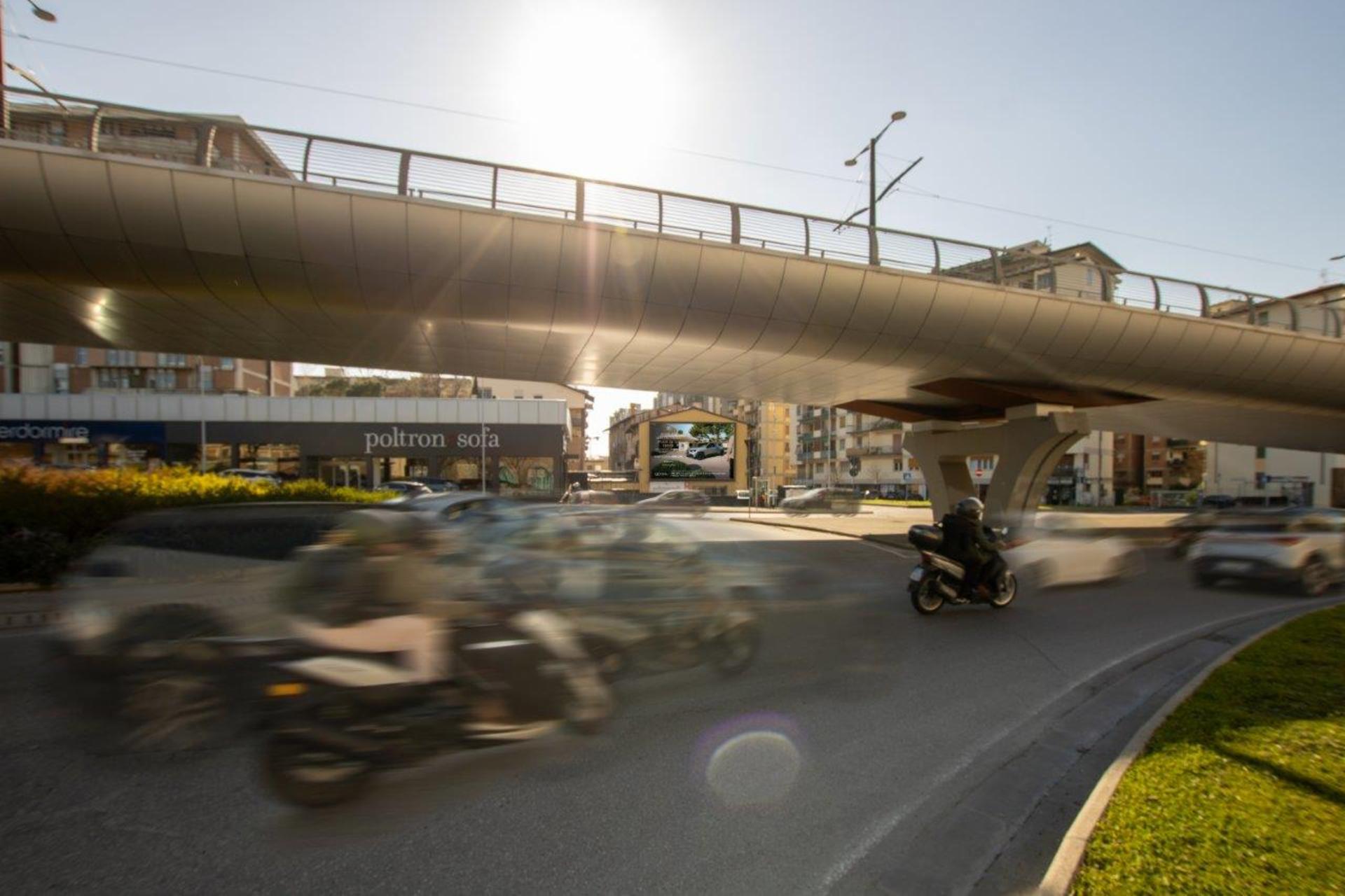 Impianto MAXI LED a Firenze, in zona Poltronesofà