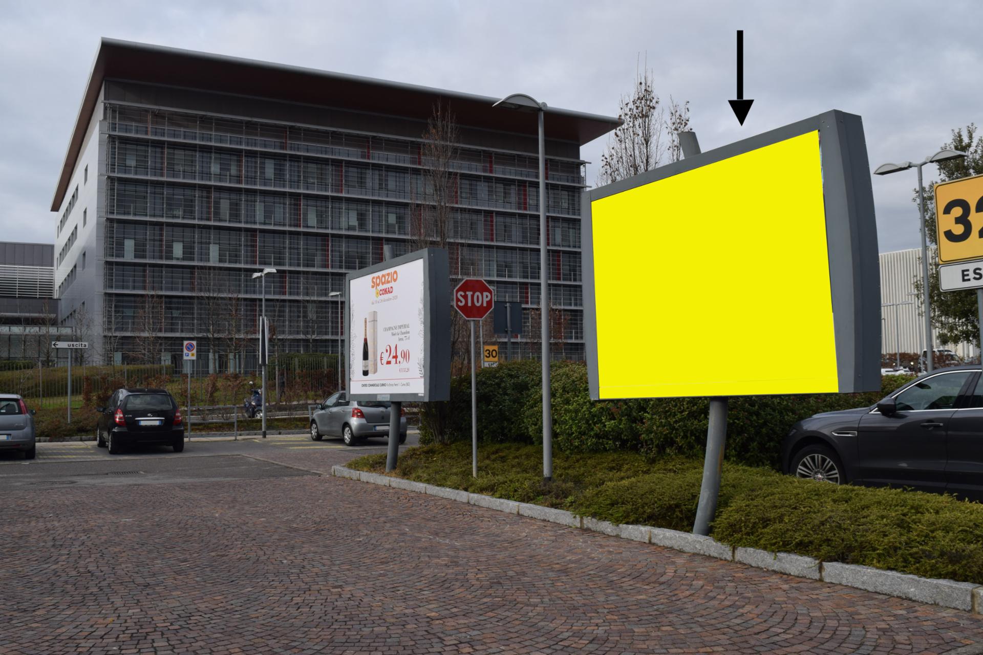 Impianto a EST fianco posteggio 32-quarta corsia da ingresso /  Bergamo