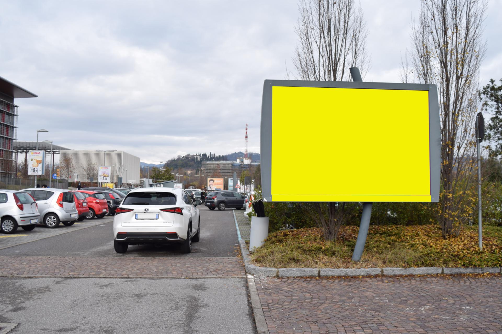 Impianto a EST posteggio 25-laterale terza corsia da ingresso /  Bergamo