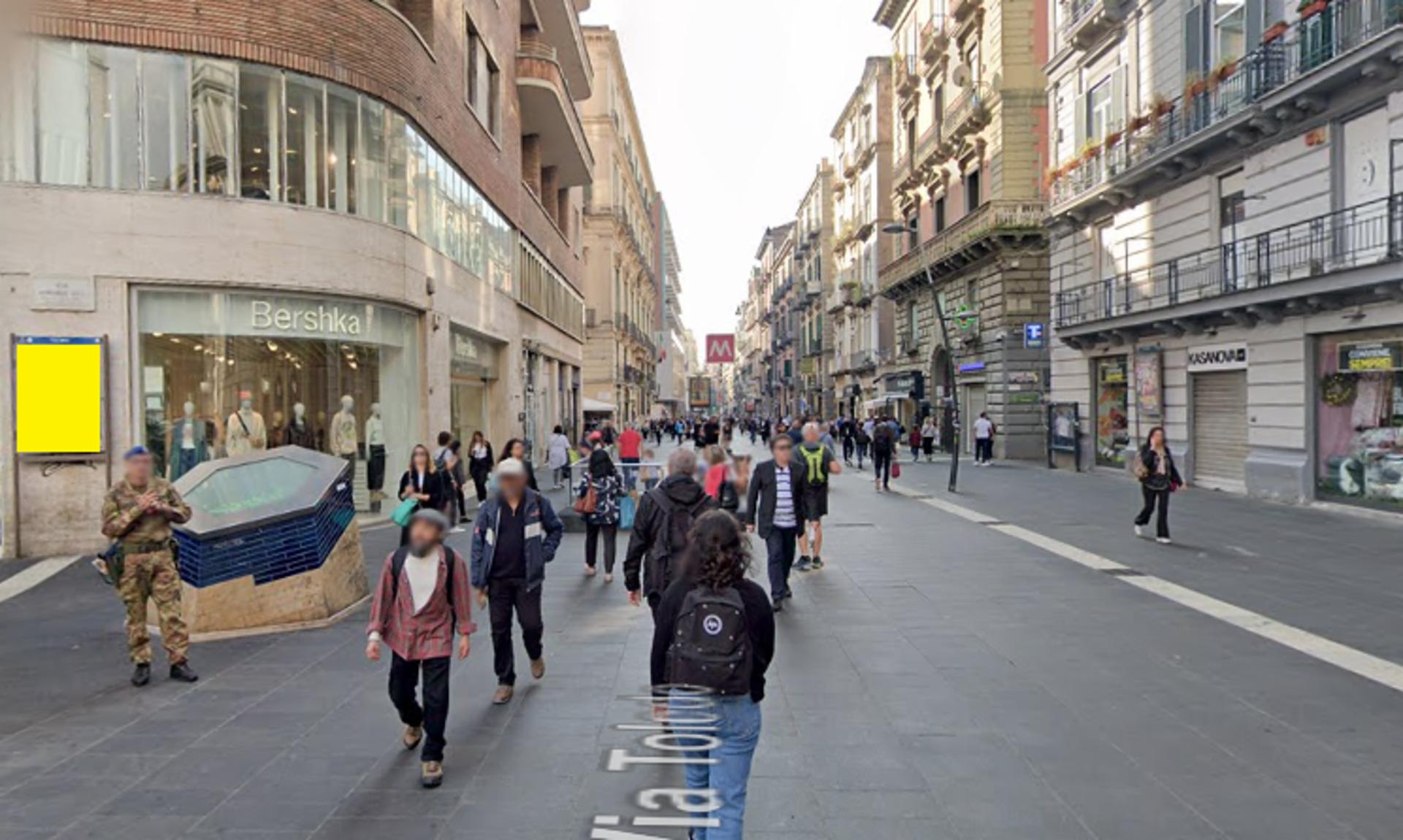 Impianto STENDARDO a Napoli, in zona Bershka