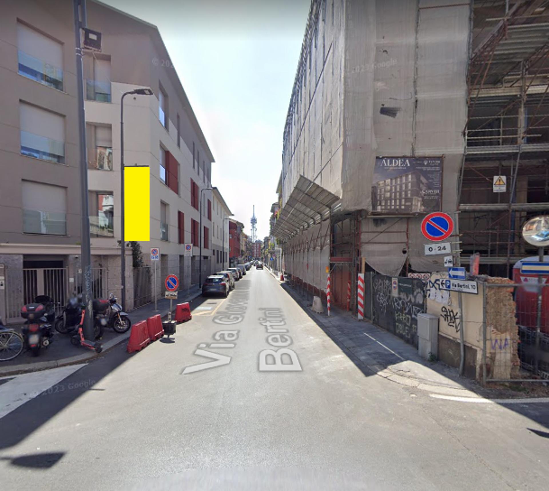 Impianto VERTICAL BANNER a Milano, in zona ZeroPercento | la bottega etica