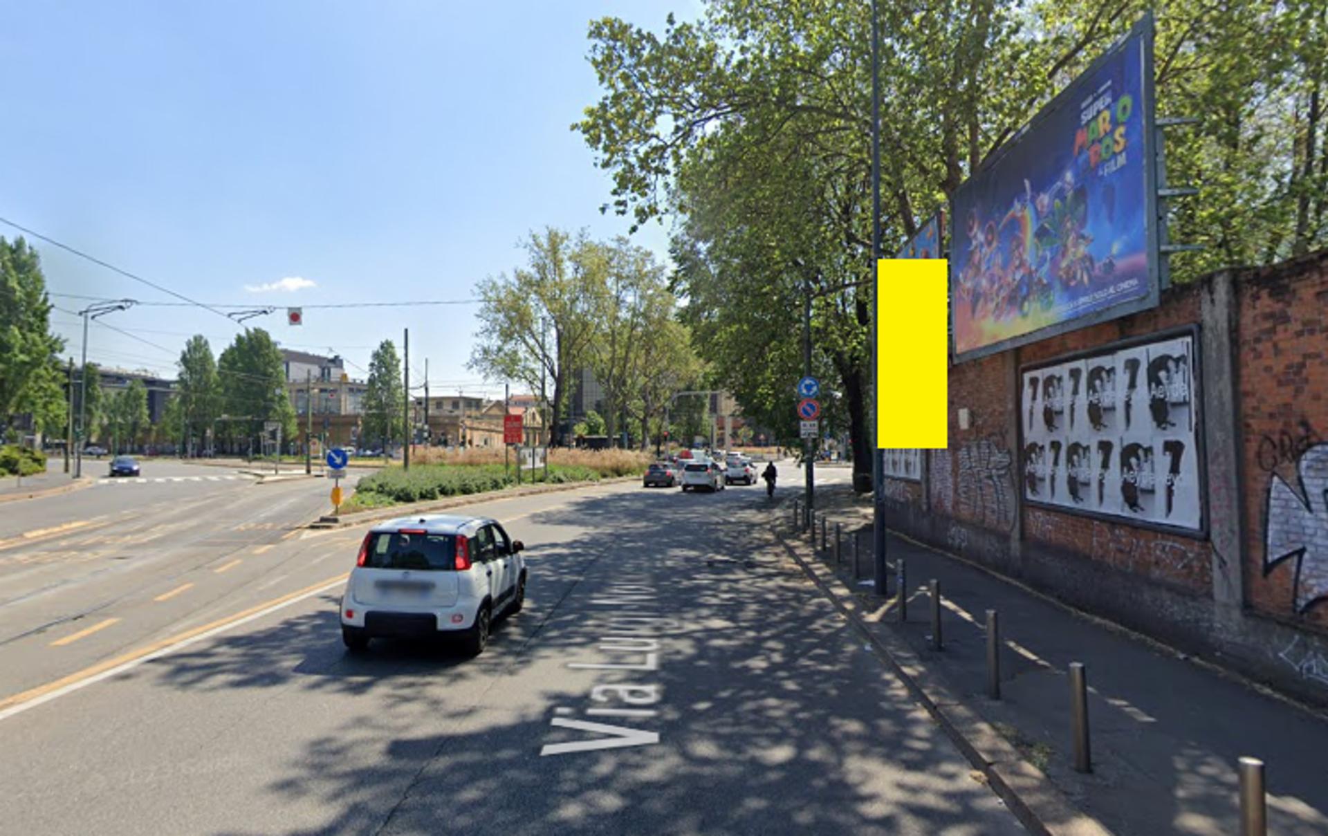 Impianto VERTICAL BANNER a Milano, in zona Da Zhong Market