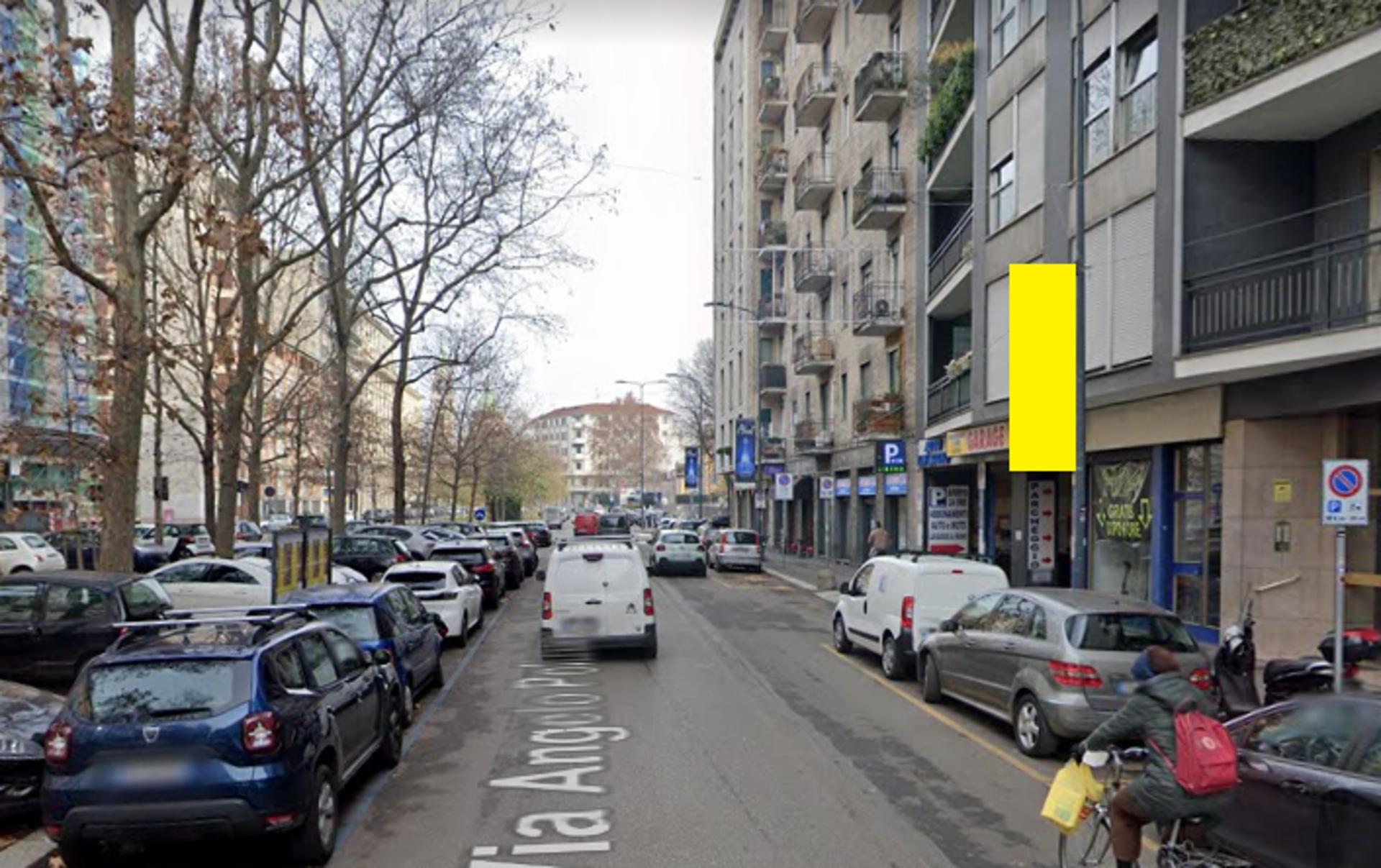 Impianto VERTICAL BANNER a Milano, in zona Bar Mauri