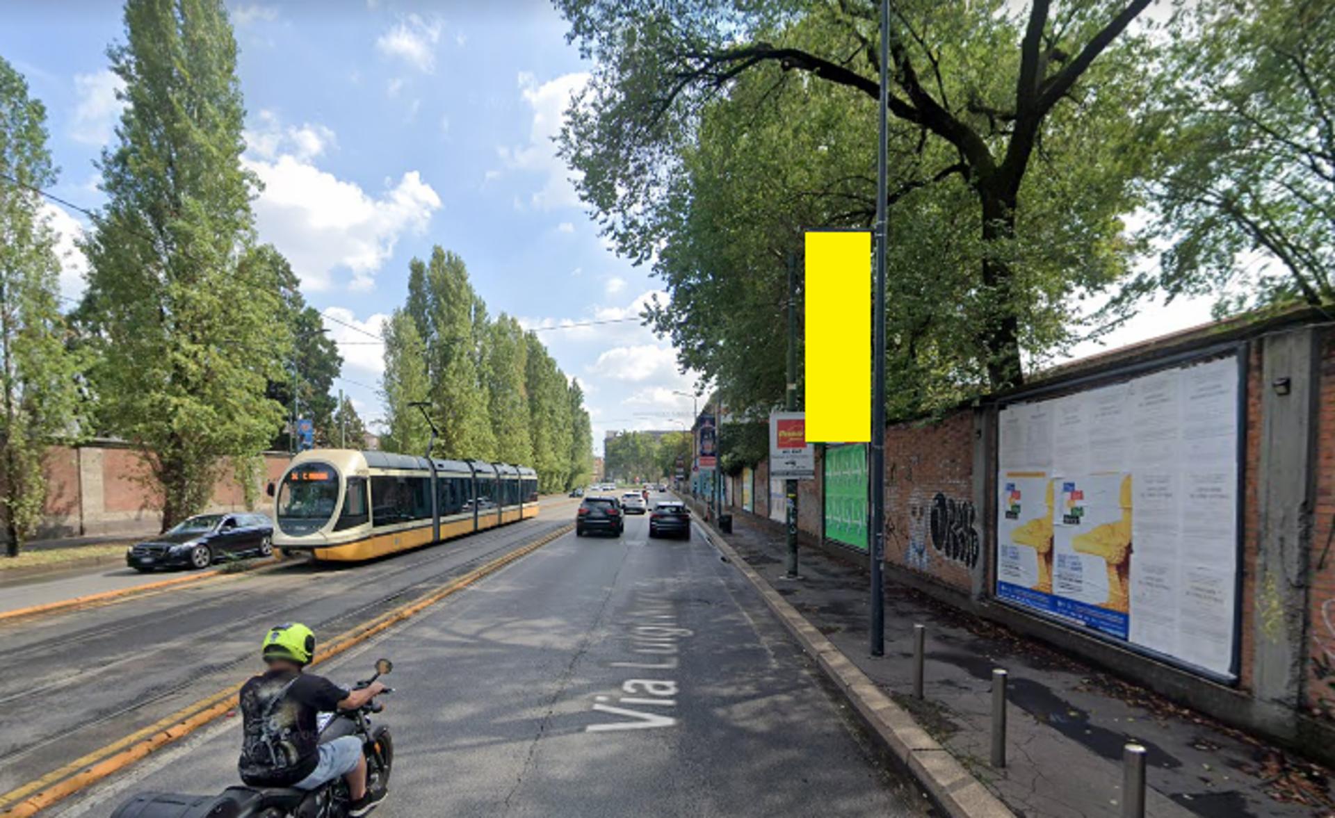 Impianto VERTICAL BANNER a Milano, in zona Da Zhong Market