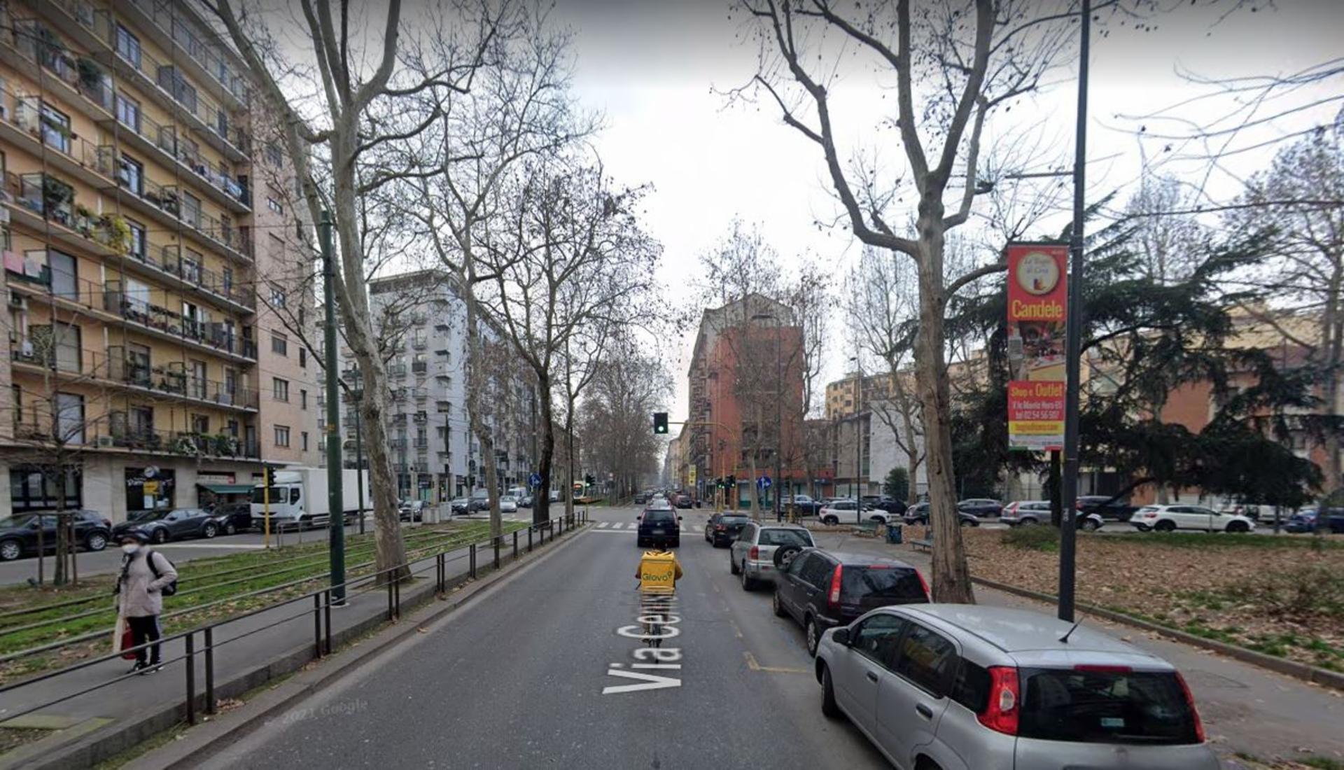Impianto VERTICAL BANNER a Milano, in zona Bar Armony