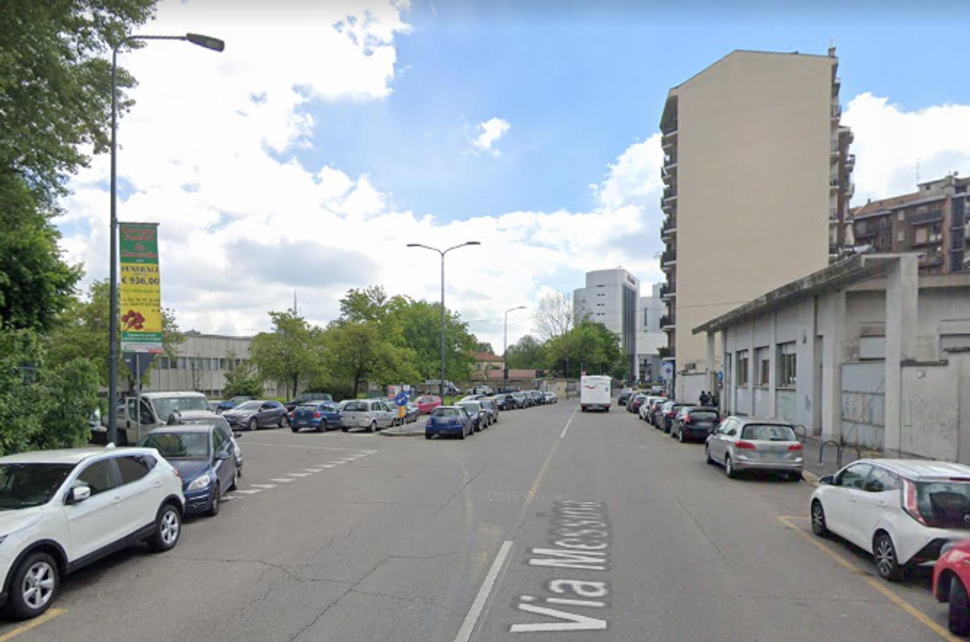 Impianto VERTICAL BANNER a Milano, in zona Osteria dei Poeti