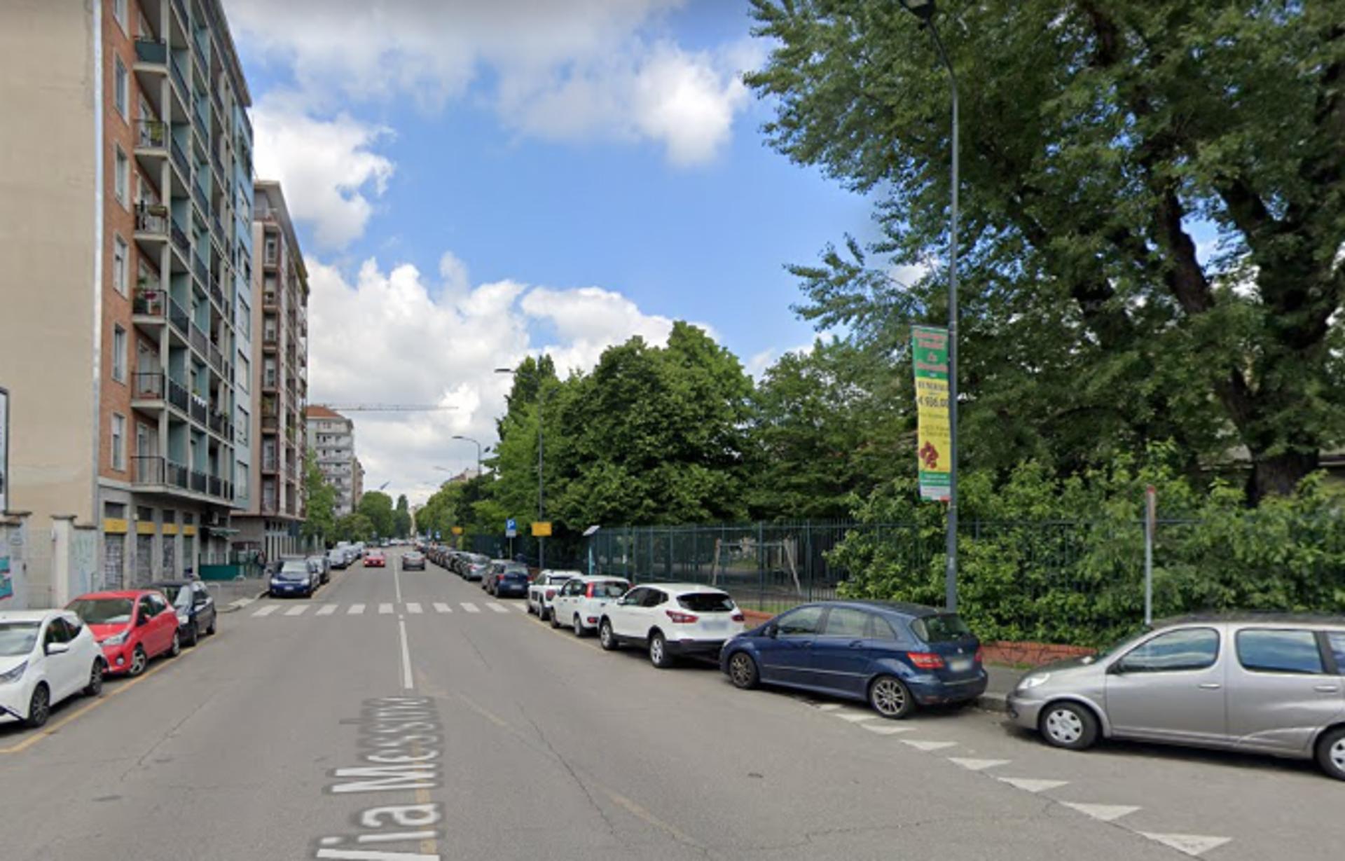 Impianto VERTICAL BANNER a Milano, in zona Osteria dei Poeti