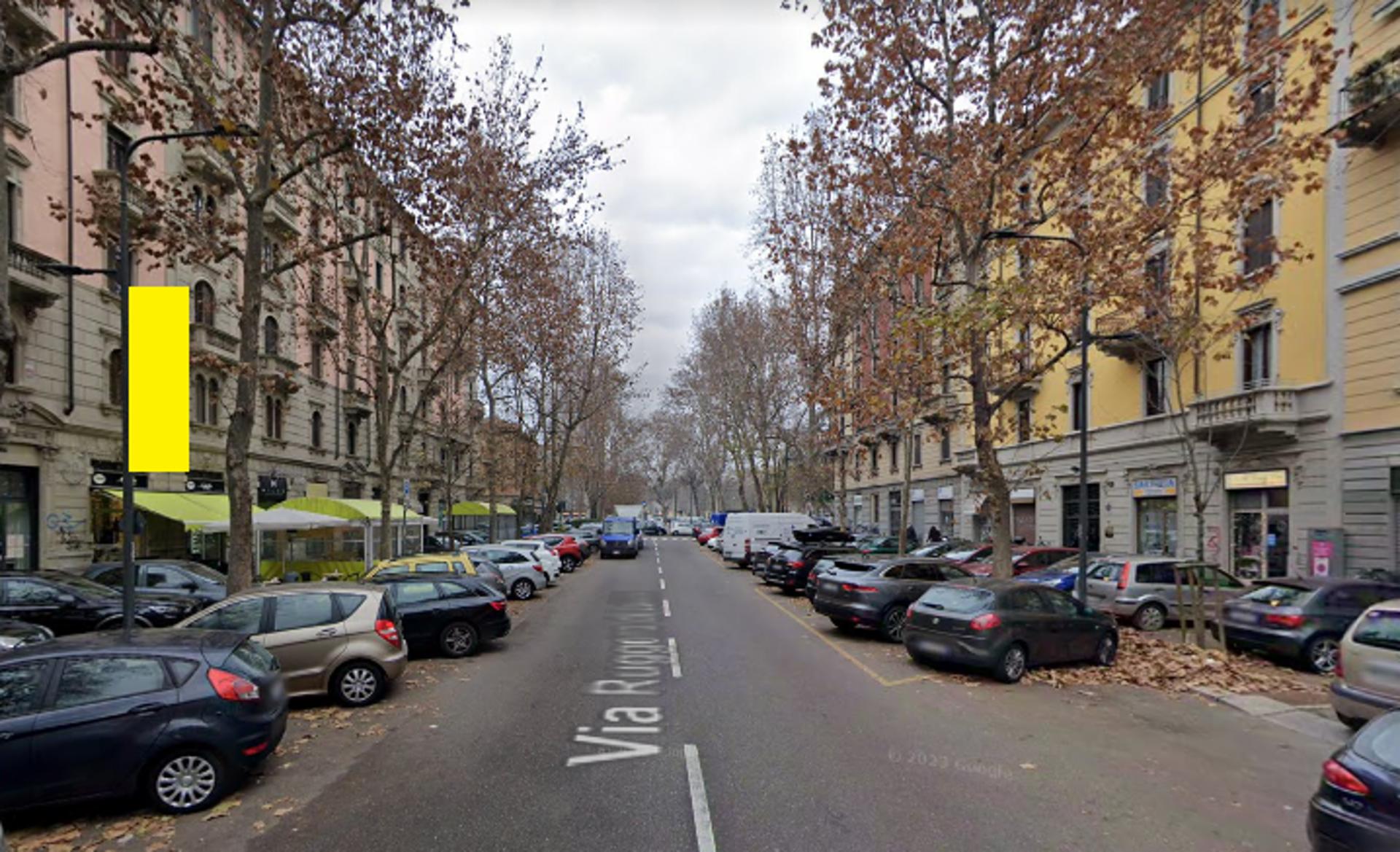Impianto VERTICAL BANNER a Milano, in zona Alcazar Milano