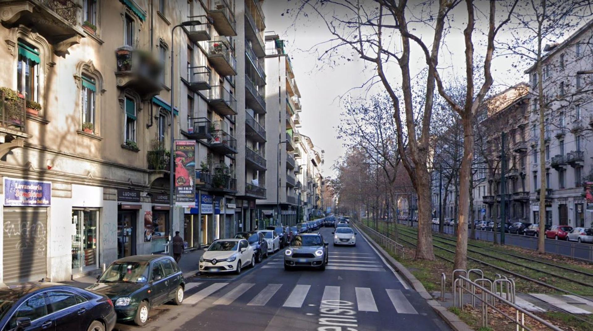 Impianto VERTICAL BANNER a Milano, in zona Bar Stella