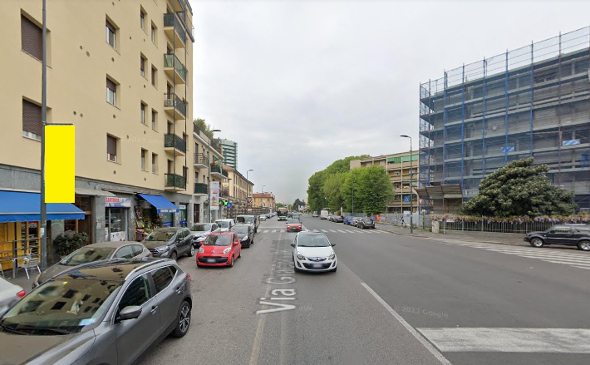 Impianto VERTICAL BANNER a Milano, in zona Angelo Azzurro