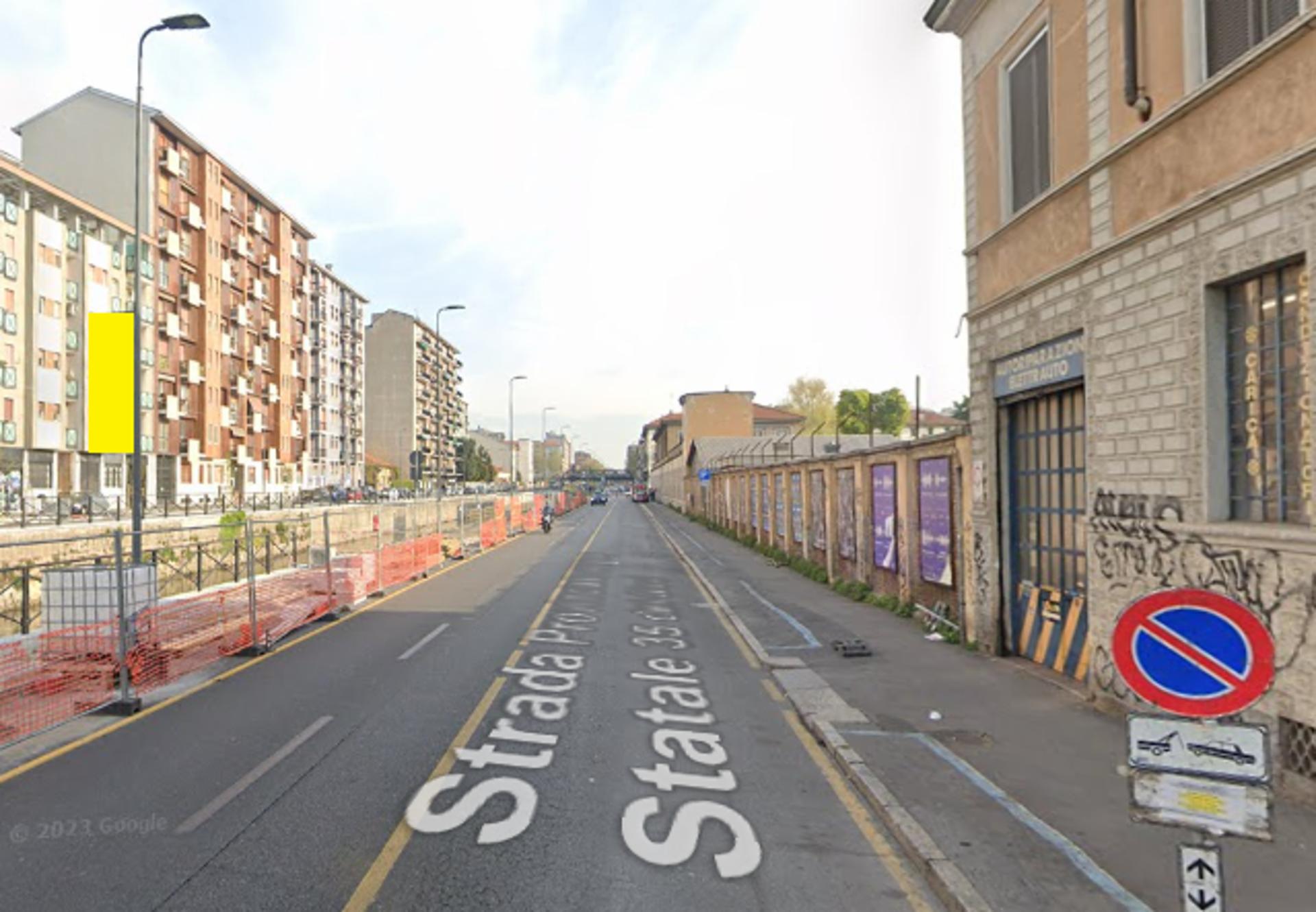 Impianto VERTICAL BANNER a Milano, in zona Antica Osteria del Mare